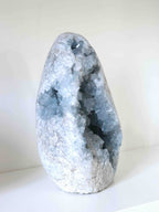Grande geode Celestine | Pierre pour se calmer et etre reconforte | SOLYA | Boutique belge de pierres, bijoux, cristaux et minéraux | Ethique & Traçable