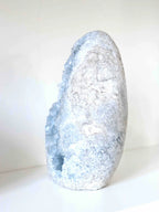 Grande geode Celestine | Pierre pour se calmer et etre reconforte | SOLYA | Boutique belge de pierres, bijoux, cristaux et minéraux | Ethique & Traçable