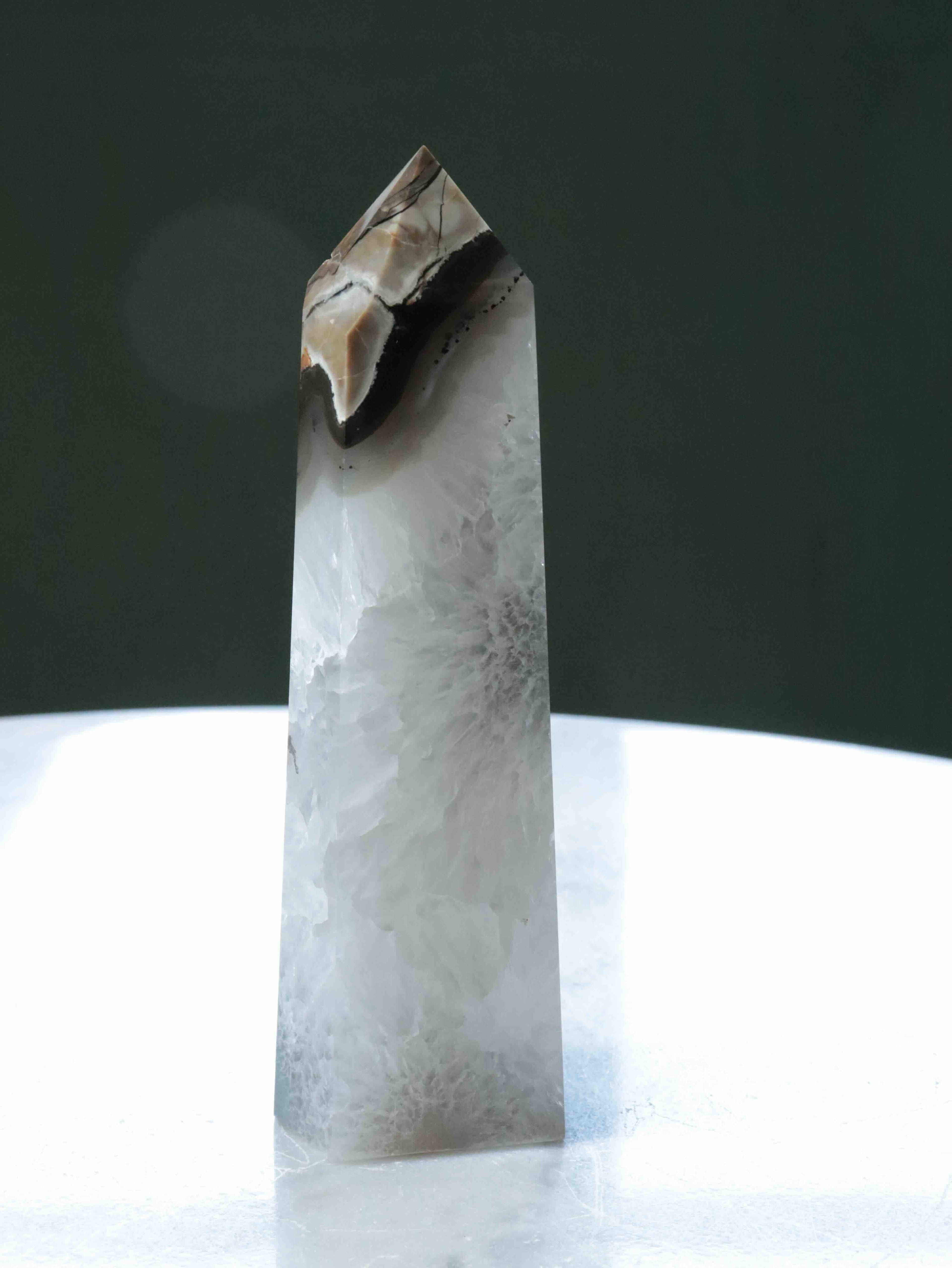 Grande pointe Agate volcanique - Pierre pour le courage & la chance - SOLYA - Bijoux, Cristaux et mineraux en Belgique - Boutique de pierres naturelles et ethiques