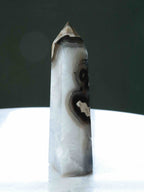 Grande pointe Agate volcanique - Pierre pour le courage & la chance - SOLYA - Bijoux, Cristaux et mineraux en Belgique - Boutique de pierres naturelles et ethiques