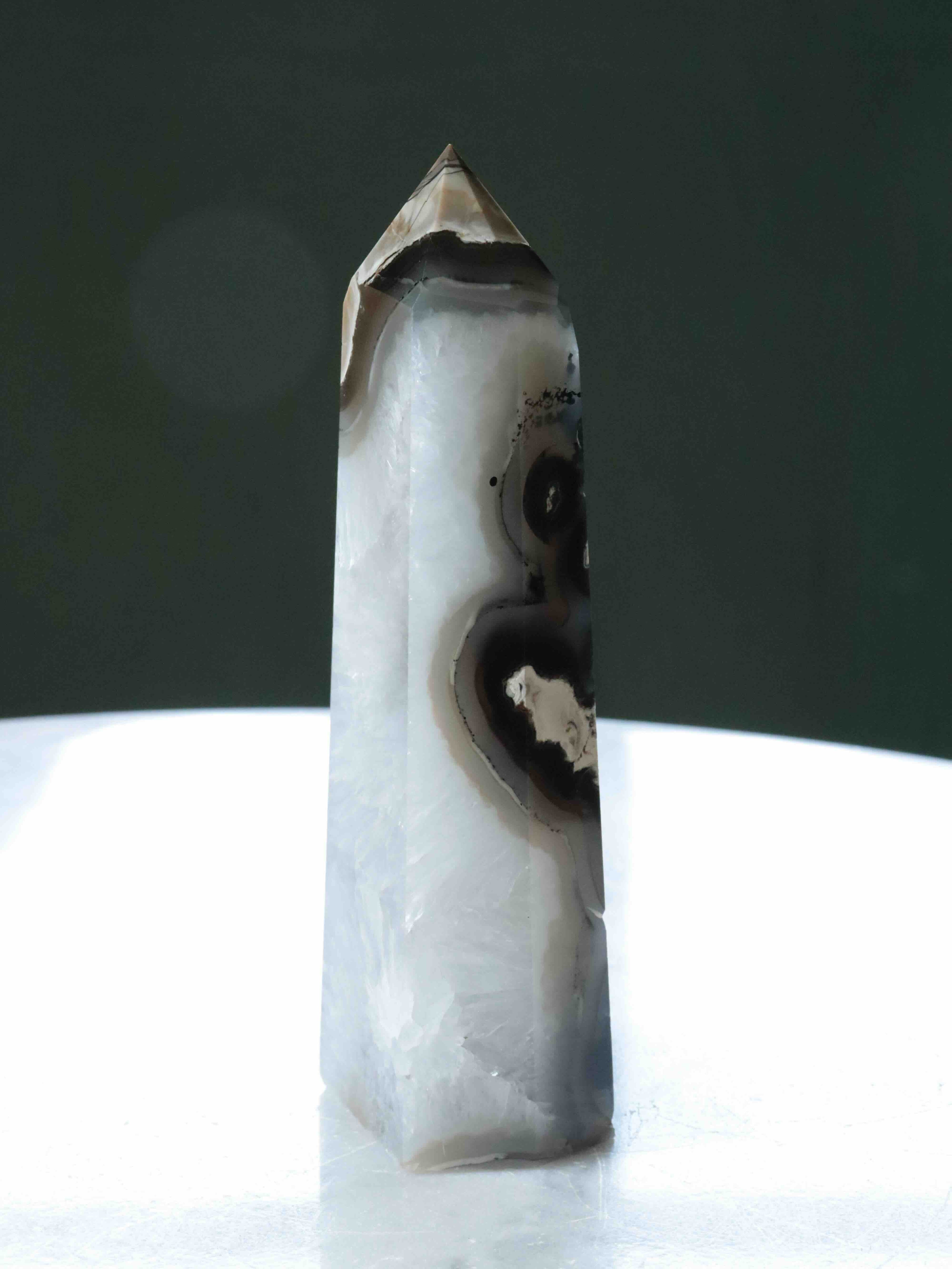 Grande pointe Agate volcanique - Pierre pour le courage & la chance - SOLYA - Bijoux, Cristaux et mineraux en Belgique - Boutique de pierres naturelles et ethiques