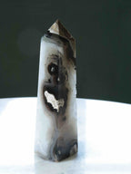 Grande pointe Agate volcanique - Pierre pour le courage & la chance - SOLYA - Bijoux, Cristaux et mineraux en Belgique - Boutique de pierres naturelles et ethiques