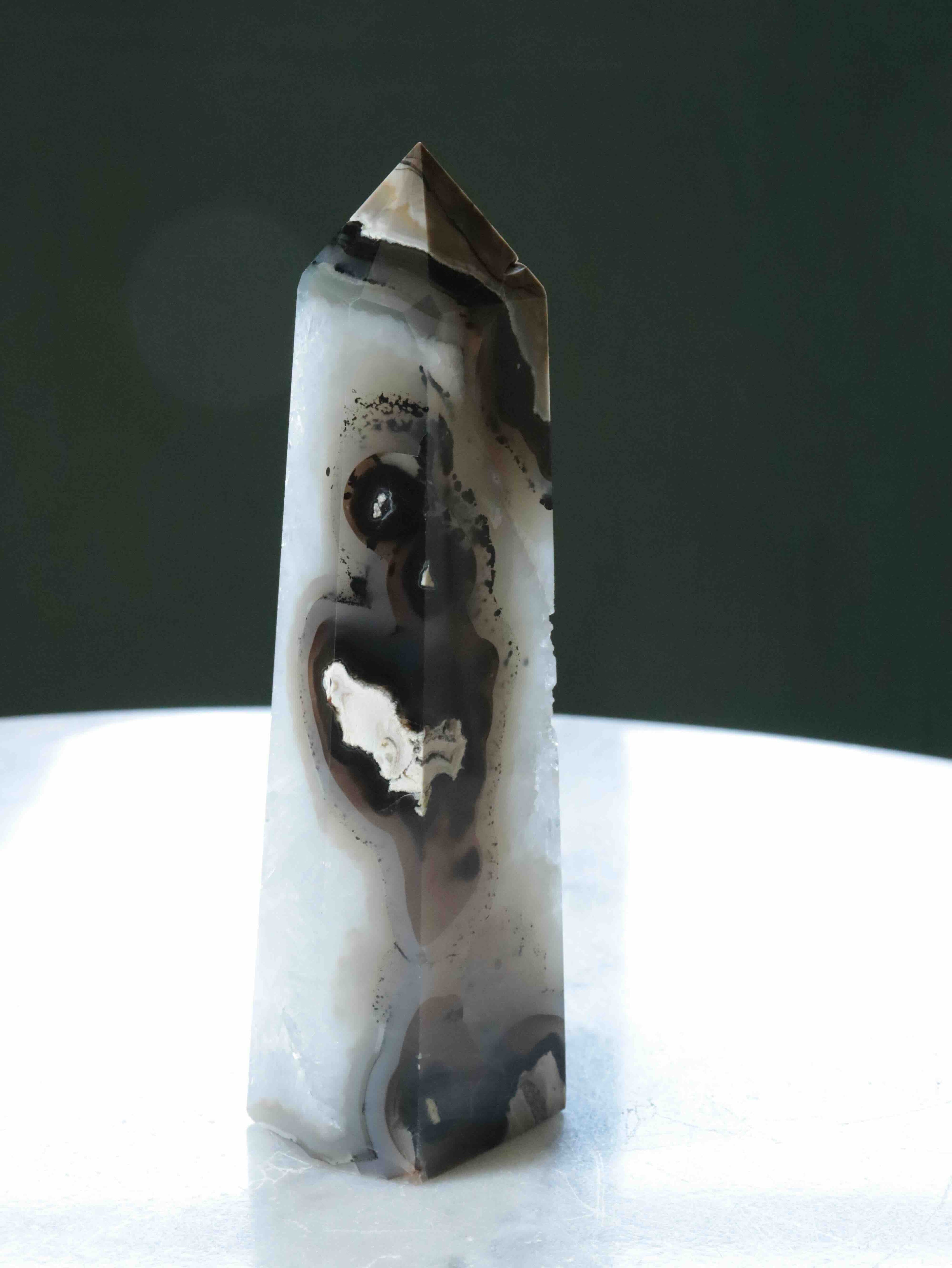 Grande pointe Agate volcanique - Pierre pour le courage & la chance - SOLYA - Bijoux, Cristaux et mineraux en Belgique - Boutique de pierres naturelles et ethiques