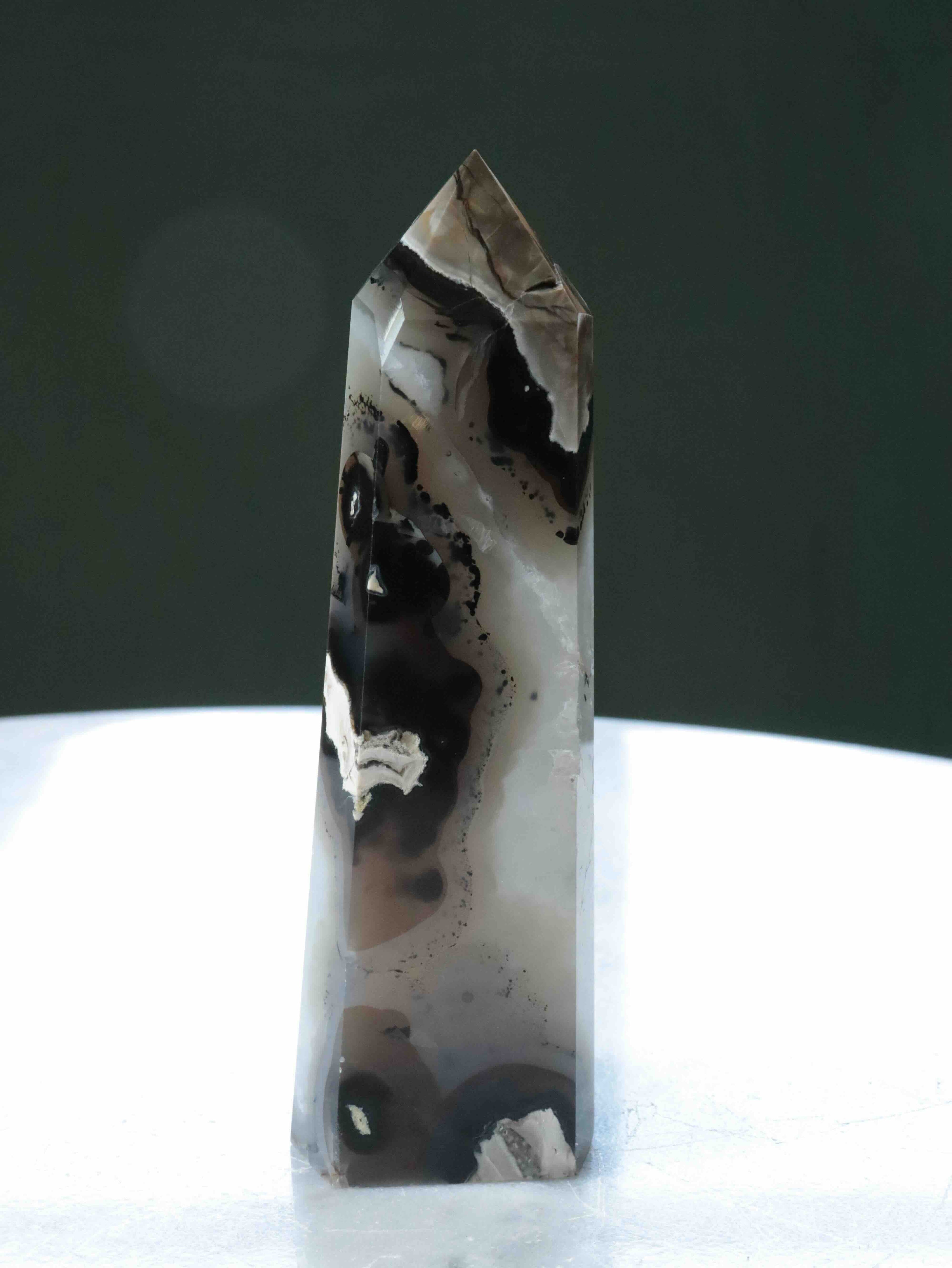 Grande pointe Agate volcanique - Pierre pour le courage & la chance - SOLYA - Bijoux, Cristaux et mineraux en Belgique - Boutique de pierres naturelles et ethiques