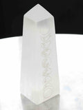 Tour en sélénite blanche gravée avec les phases de lune, pierre naturelle du Maroc, 15,5 cm, fond noir
