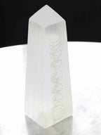 Tour en sélénite blanche gravée avec les phases de lune, pierre naturelle du Maroc, 15,5 cm, fond noir