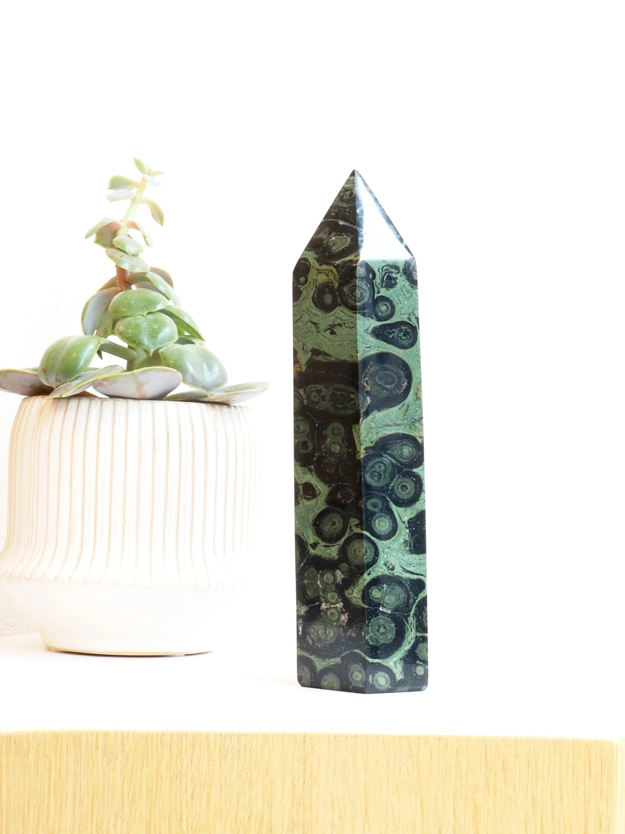 Grande pointe en Jaspe Kambaba | Pierre pour vivre dans le présent & la protection - SOLYA - Eshop de lithothérapie en Belgique - Magasin de bijoux, cristaux & minéraux - Pierres éthiques & naturelles