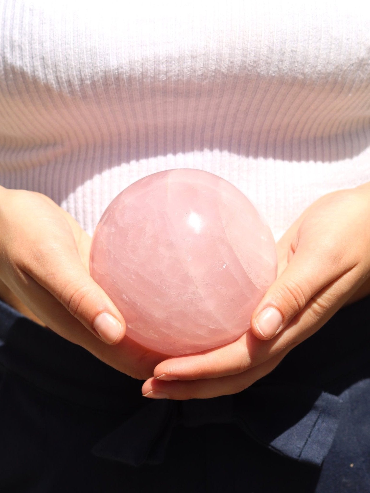 Grande sphère en Quartz rose | Pierre pour l'Amour & la douceur - SOLYA - Eshop de lithothérapie en Belgique - Magasin de bijoux, cristaux & minéraux - Pierres éthiques & naturelles