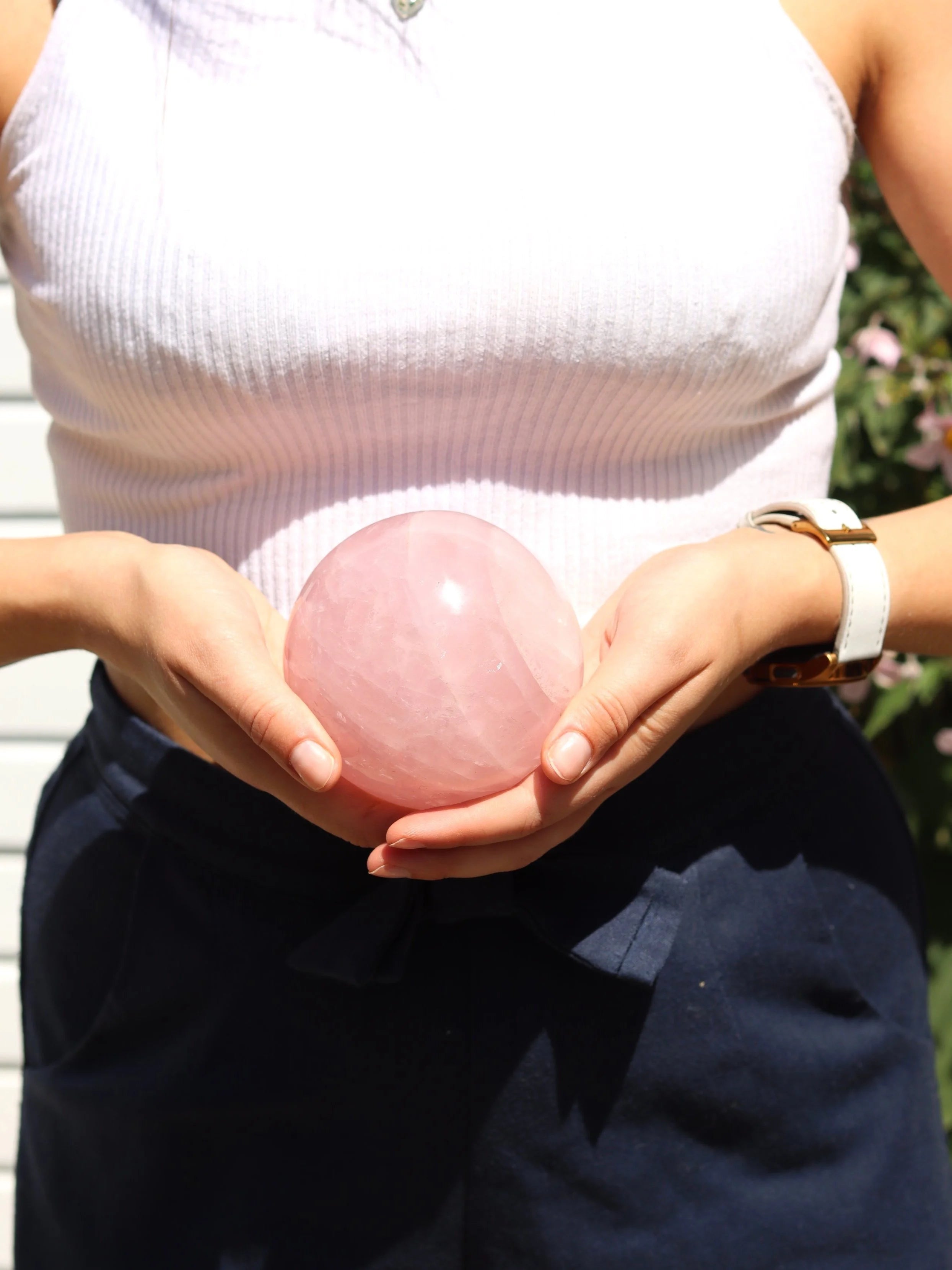 Grande sphère en Quartz rose | Pierre pour l'Amour & la douceur - SOLYA - Eshop de lithothérapie en Belgique - Magasin de bijoux, cristaux & minéraux - Pierres éthiques & naturelles