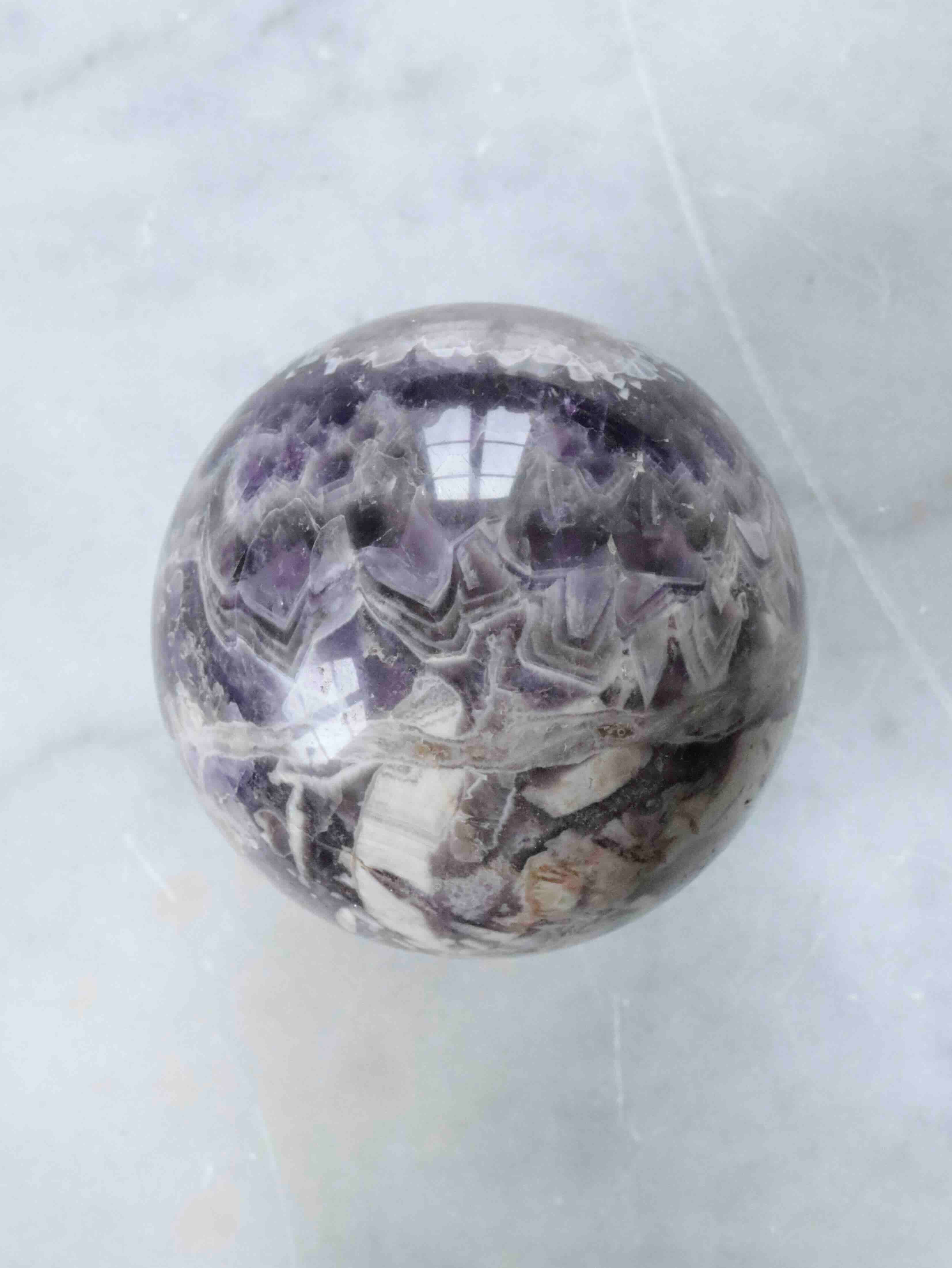 Grande sphere en Amethyste chevron du Bresil | Pierre pour se detendre et se reconnecter | SOLYA | Bijoux, Cristaux et mineraux en Belgique | Boutique de pierres naturelles et ethiques