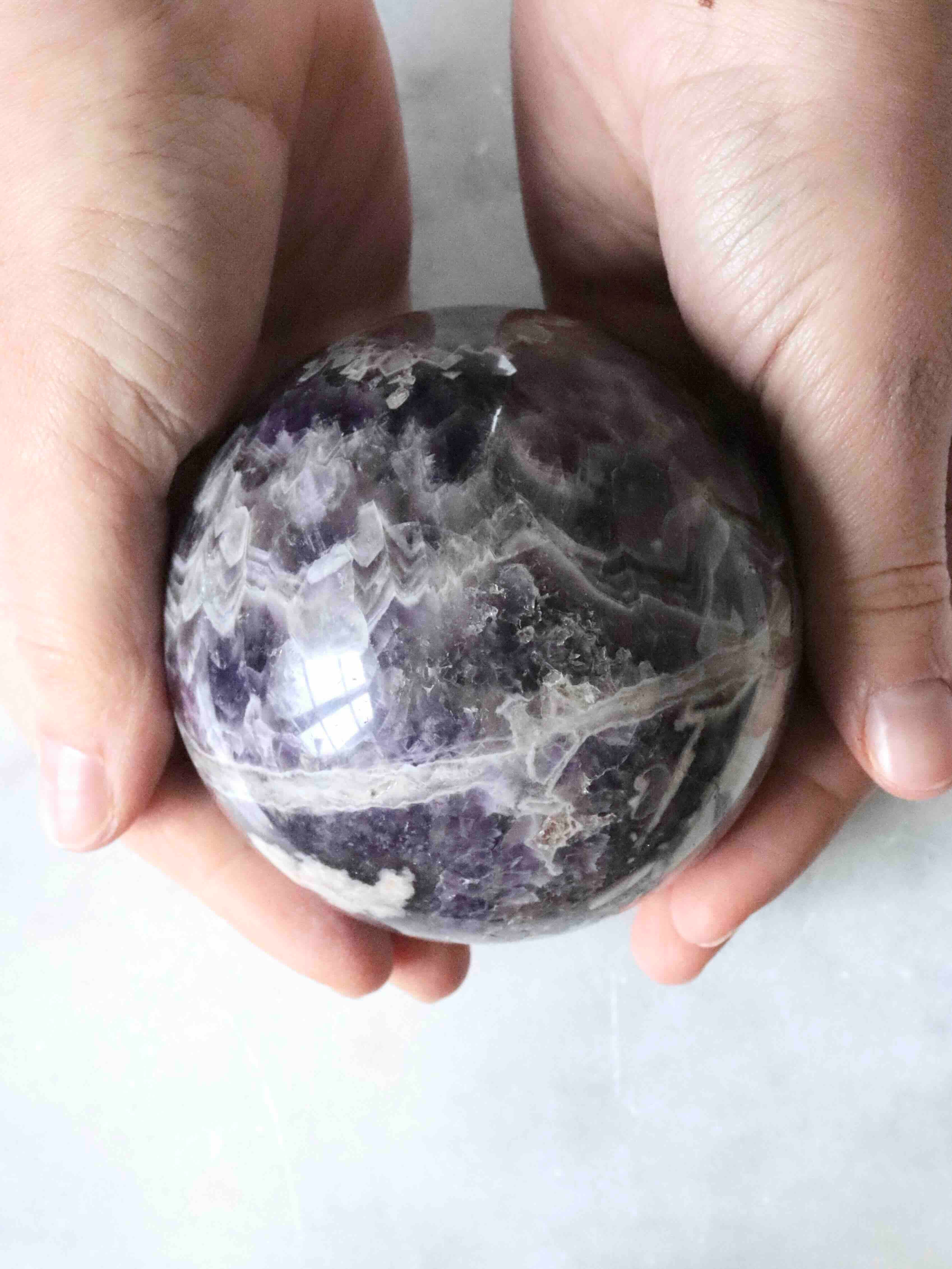 Grande sphere en Amethyste chevron du Bresil | Pierre pour se detendre et se reconnecter | SOLYA | Bijoux, Cristaux et mineraux en Belgique | Boutique de pierres naturelles et ethiques