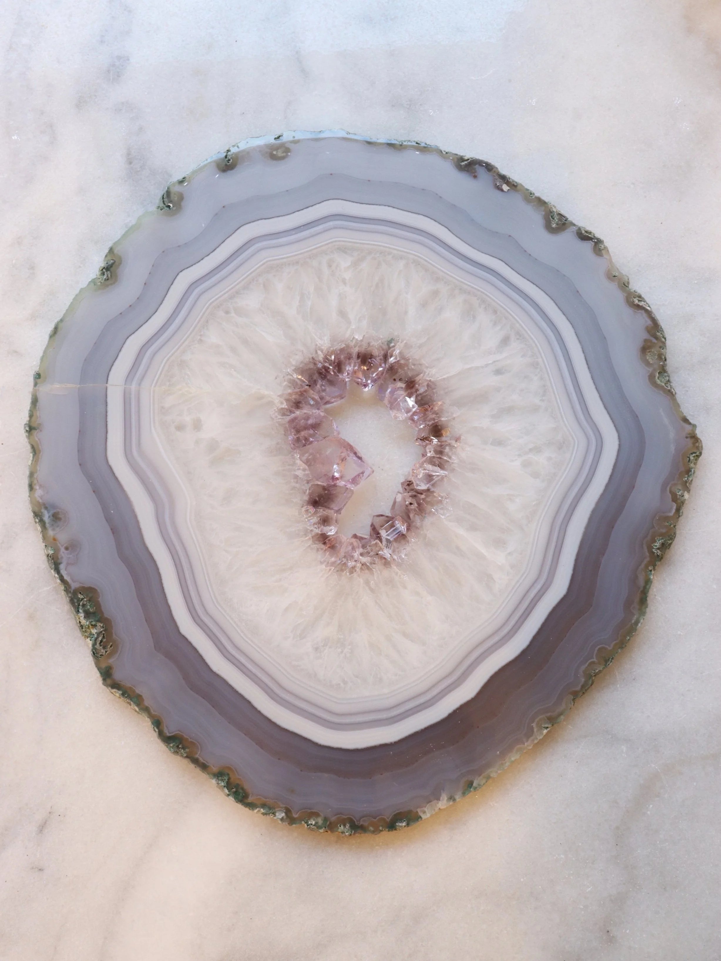 Grande tranche d'Agate | Pierre pour le Courage et la Chance | SOLYA | Boutique de pierres naturelles et éthiques en Belgique | Bijoux, Cristaux et Mineraux