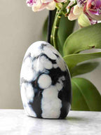 Autre face du dôme en agate orque, présentant de larges motifs blancs arrondis sur fond noir.