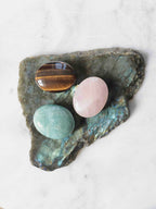 Grande tranche de labradorite – reflets irisés – pierre éthique – SOLYA Belgique