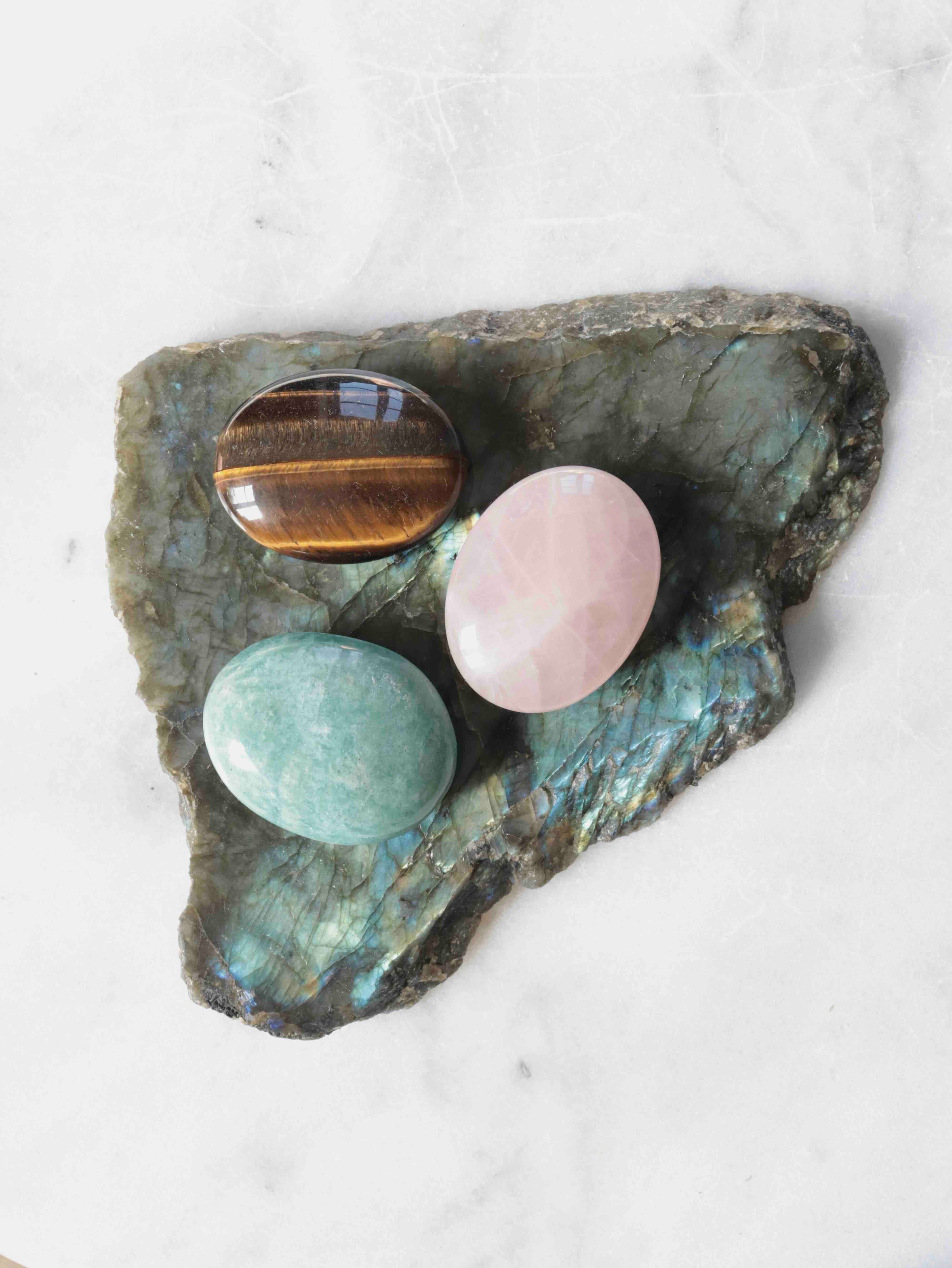 Grande tranche de labradorite – reflets irisés – pierre éthique – SOLYA Belgique
