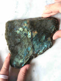 Tranche de labradorite naturelle de Madagascar – pierre de protection – SOLYA Belgique