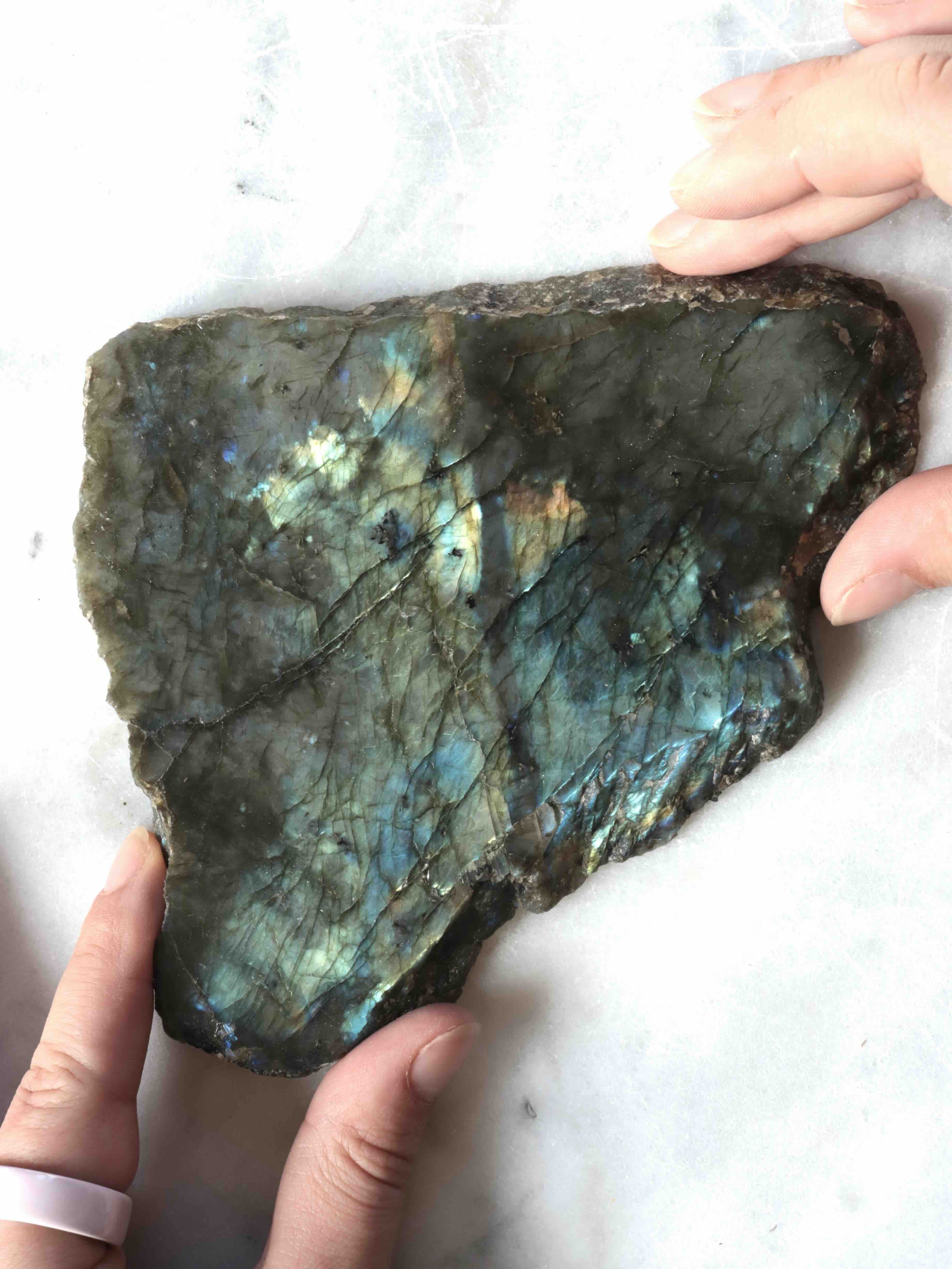 Tranche de labradorite naturelle de Madagascar – pierre de protection – SOLYA Belgique