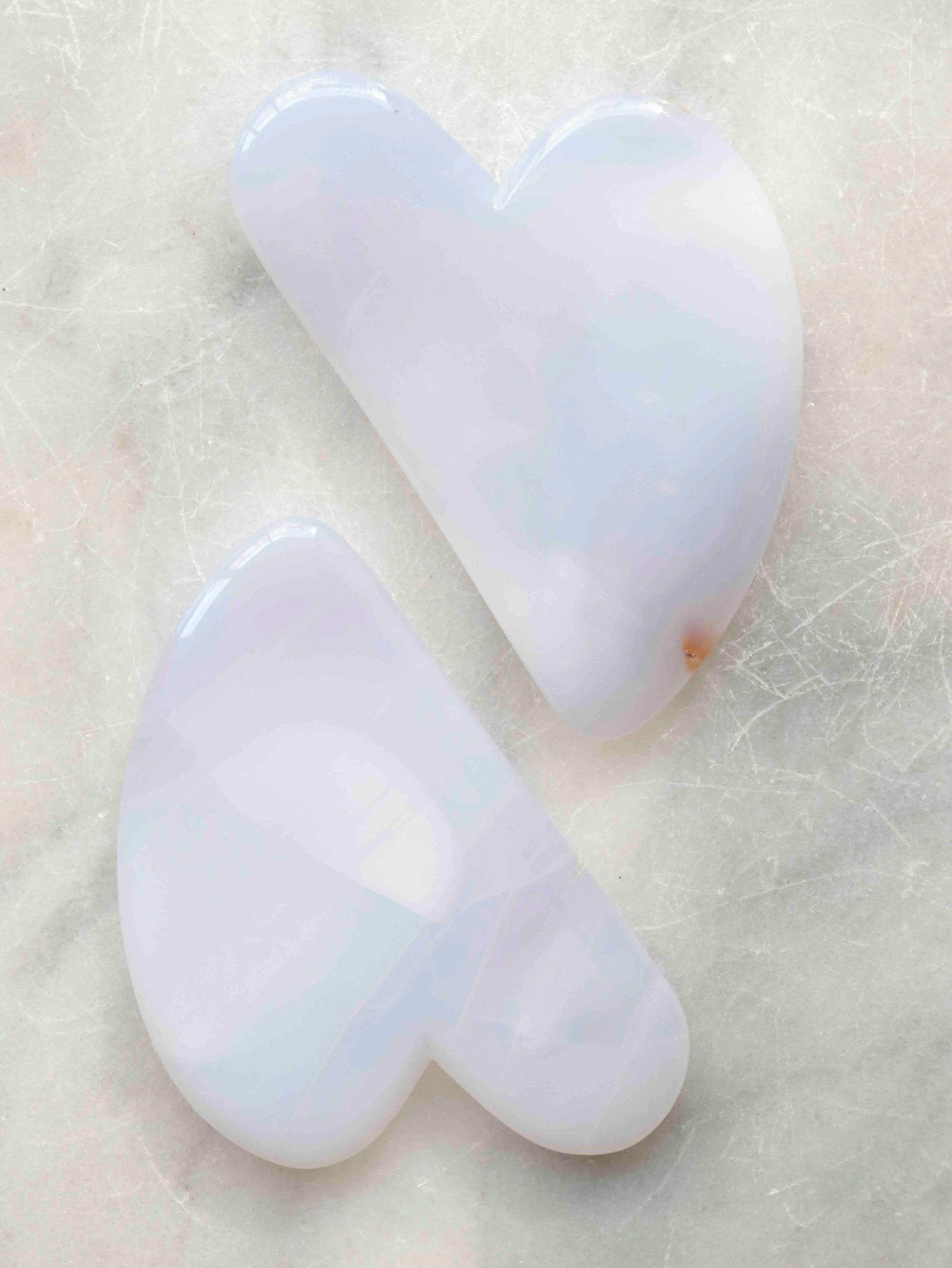 Gua Sha Calcedoine bleue | Pierre pour prendre le temps pour soi | SOLYA | Bijoux, pierres, cristaux & minéraux en Belgique | Ethique et naturelles