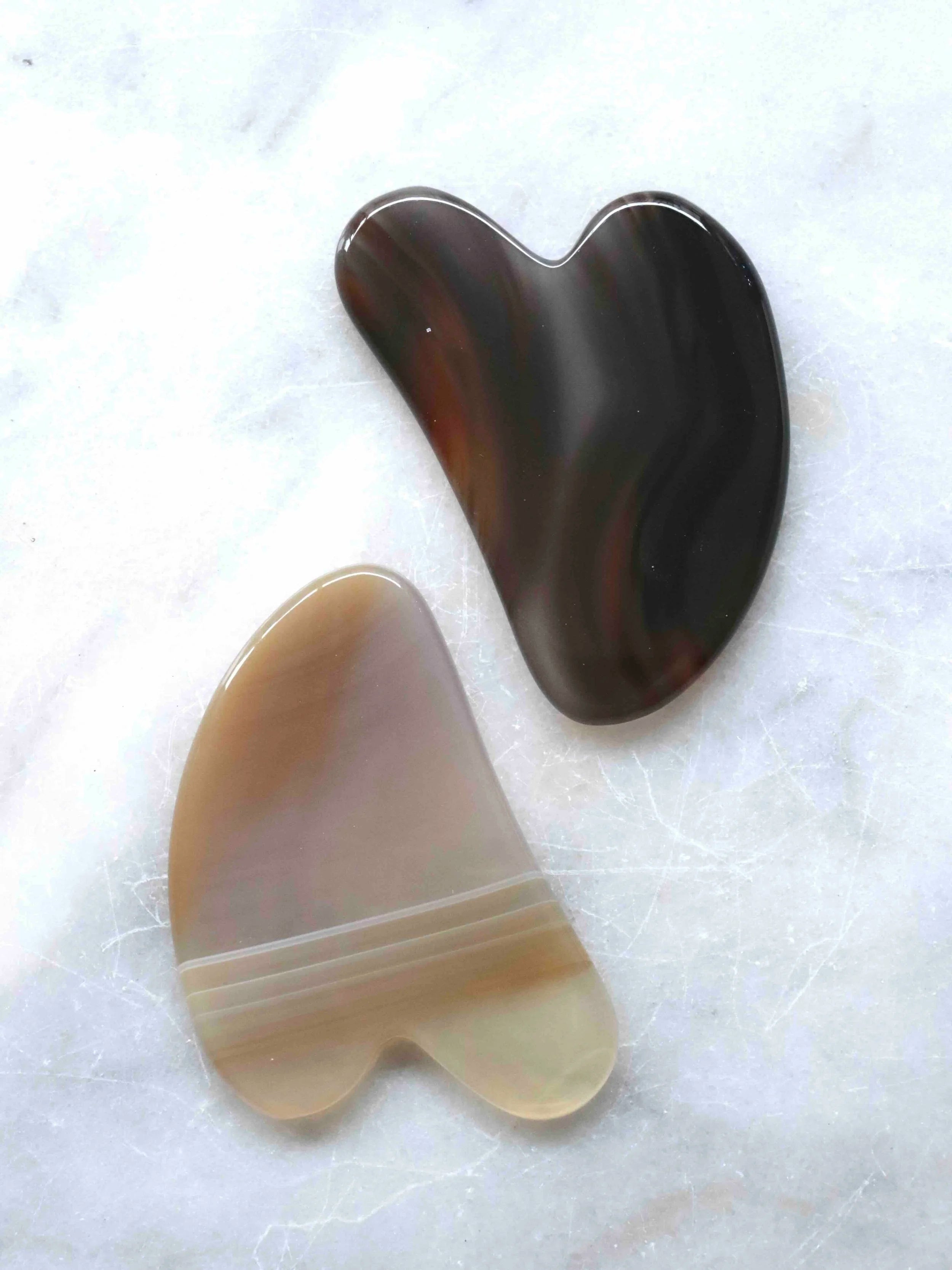 Gua Sha en Agate | Pierre pour le courage & la chance | SOLYA | Bijoux, cristaux & minéraux en Belgique | Eshop de pierres ethiques & naturelles | Sélectionnees par une gemmologue
