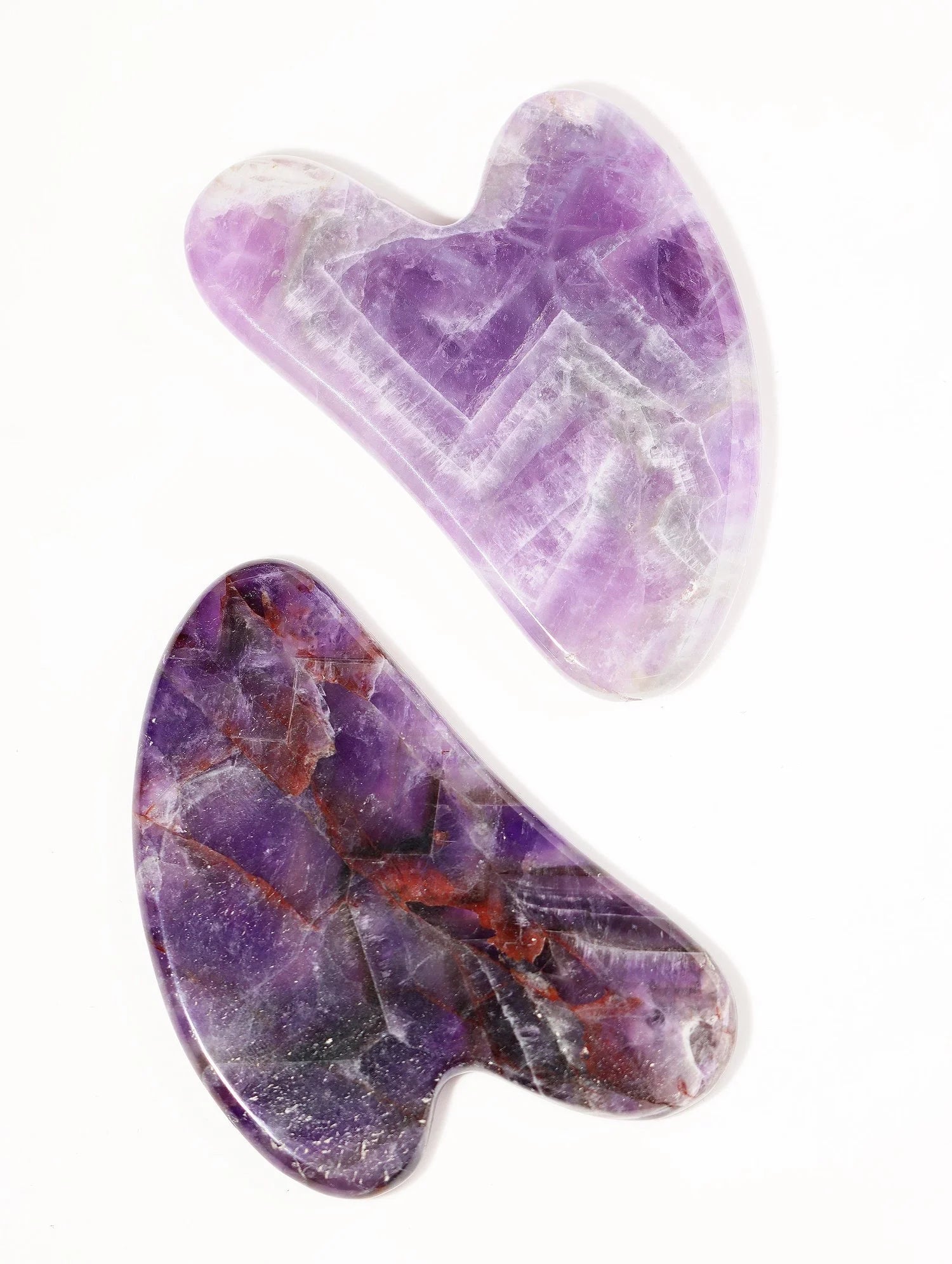Gua Sha en Améthyste | Pierre de massage pour se détendre & se reconnecter | SOLYA | Boutique belge de pierres, bijoux, cristaux et minéraux | Ethique & Traçable