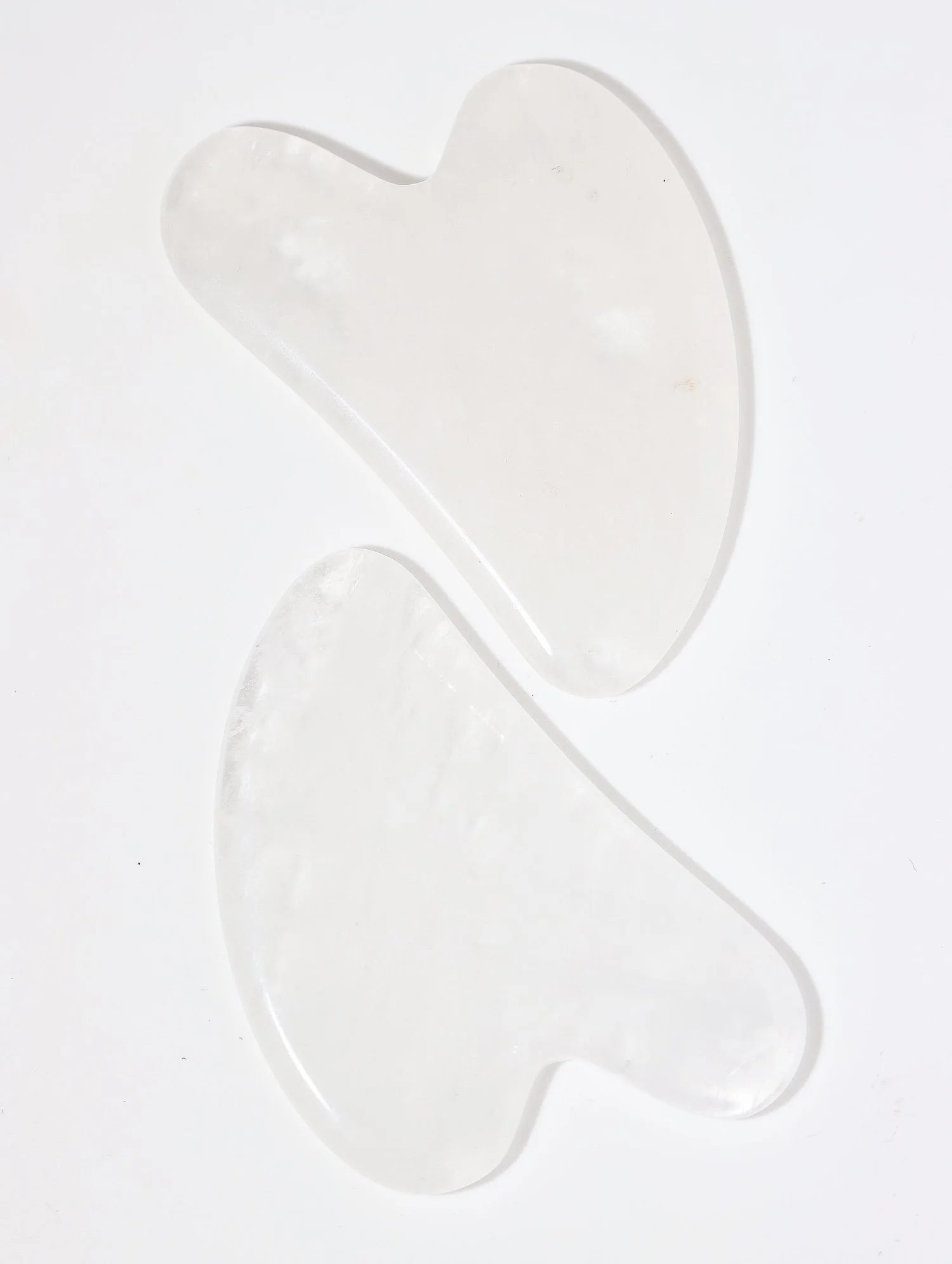 Gua Sha en Cristal de Roche | Pierre de massage pour se recentrer sur son intention | SOLYA | Boutique belge de pierres, bijoux, cristaux et minéraux | Ethique & Traçable