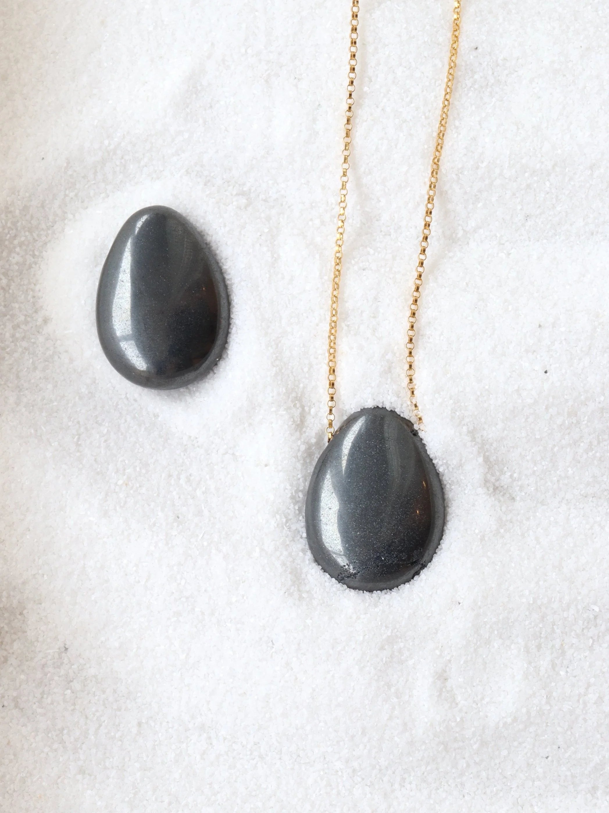 Hematite percee | Pierre pour la force et la determination | SOLYA | Bijoux, pierres, cristaux & minéraux en Belgique | Ethique et naturelle