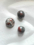 Jaspe héliotrope - Pierre pour le courage et la stabilité - SOLYA - Bijoux, Cristaux et mineraux en Belgique - Boutique de pierres naturelles et ethiques
