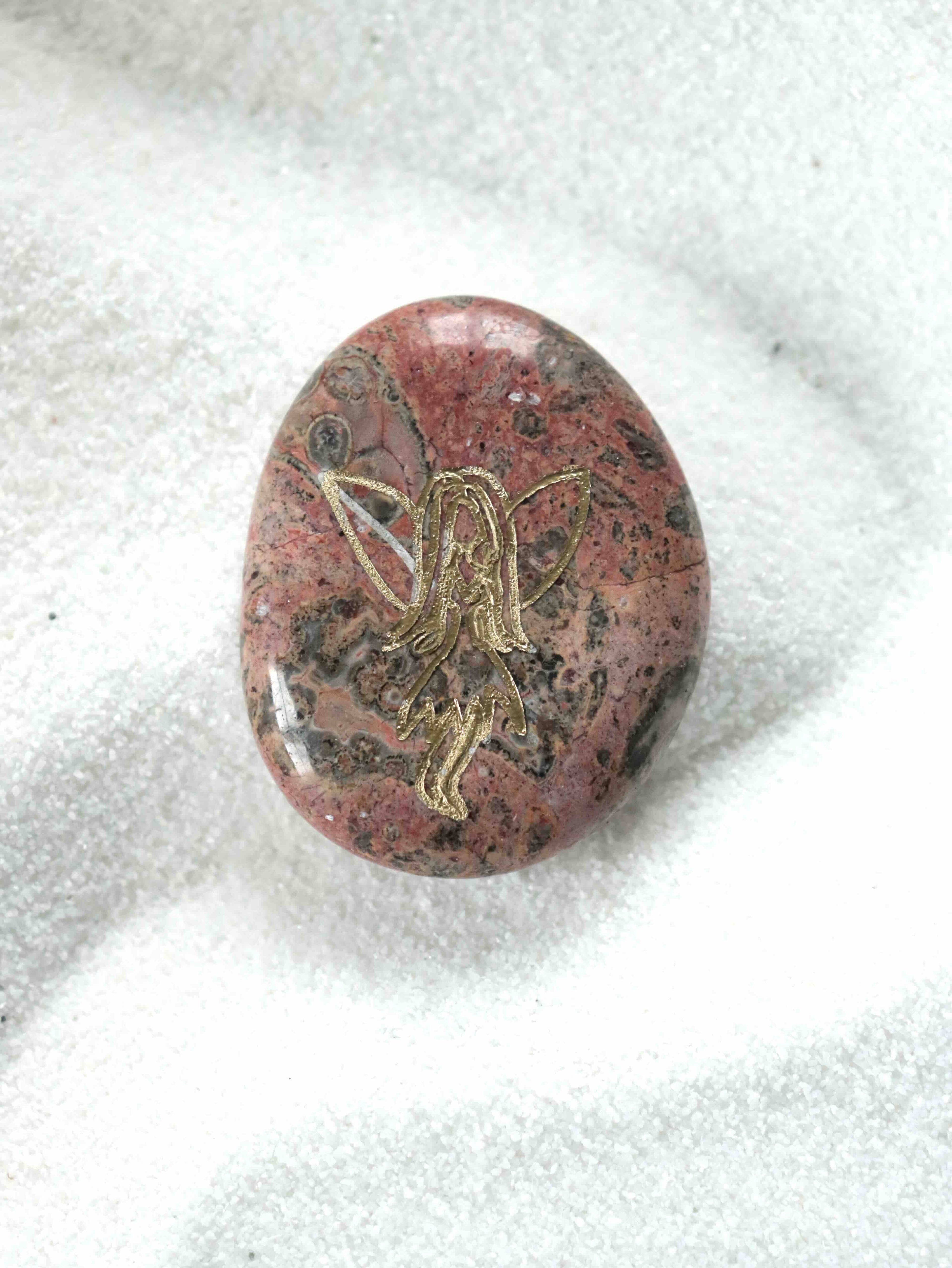 Jaspe léopard gravée Fée - Pierre pour la bravoure & la balance - SOLYA - Bijoux, Cristaux et mineraux en Belgique - Boutique de pierres naturelles et ethiques