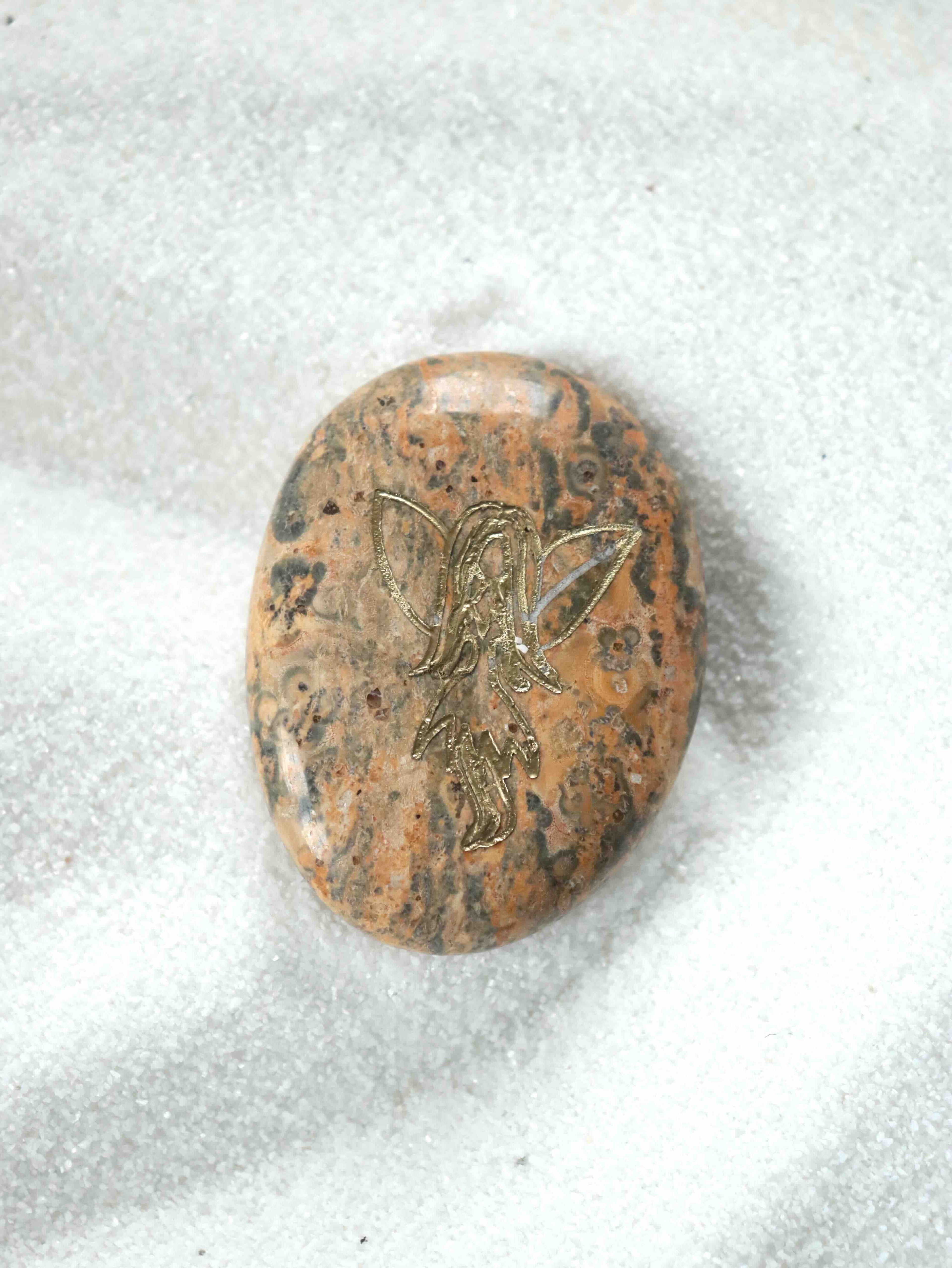 Jaspe léopard gravée Fée debout - Pierre pour la bravoure & la balance - SOLYA - Bijoux, Cristaux et mineraux en Belgique - Boutique de pierres naturelles et ethiques