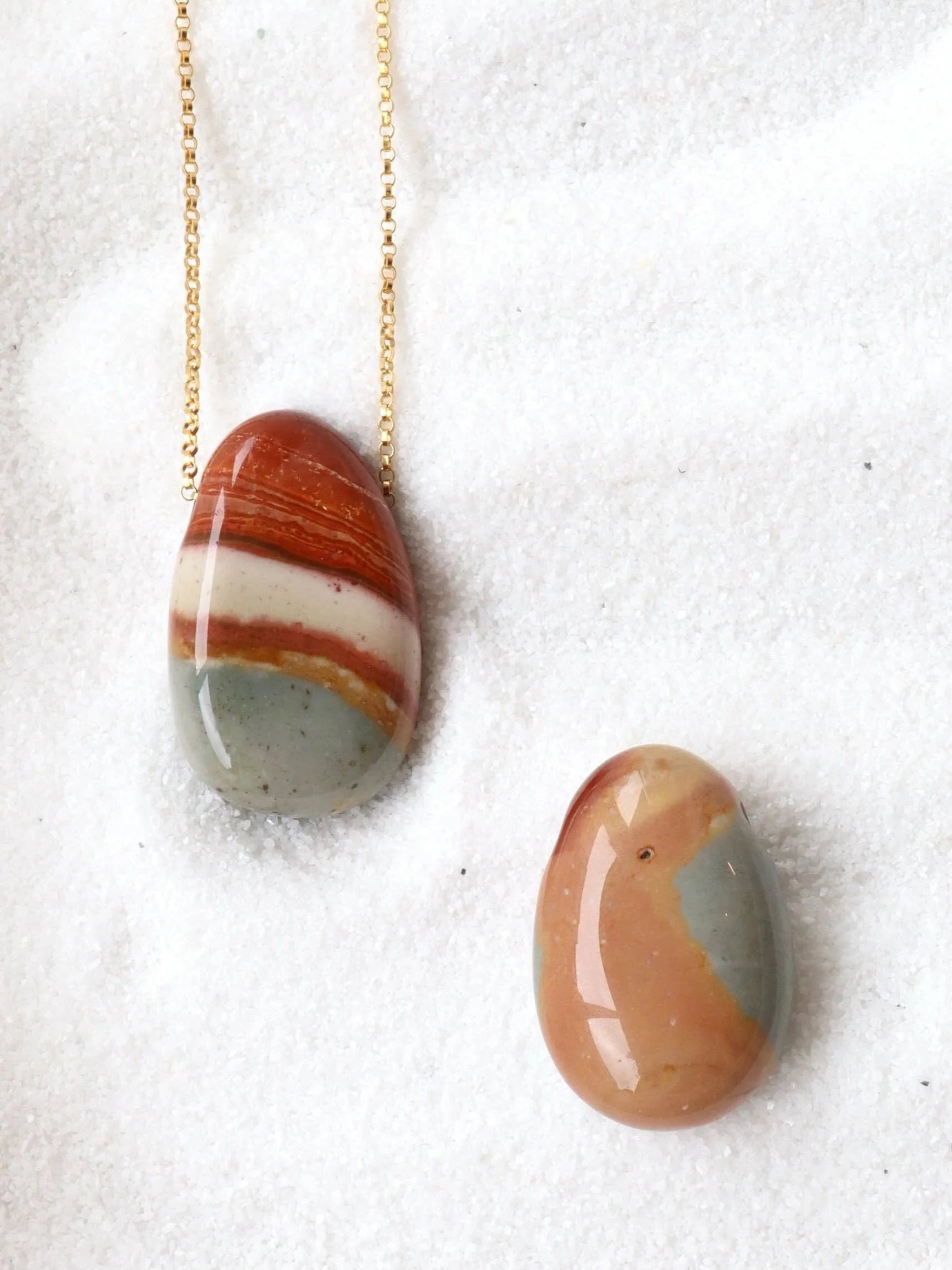 Jaspe polychrome perce | Pierre pour la confiance & la securite | SOLYA | Pierres ethiques et naturelles en Belgique | Bijoux, cristaux et mineraux 