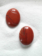 Galet Jaspe rouge - Pierre pour prendre sa place - SOLYA - Bijoux, Cristaux et mineraux en Belgique - Boutique de pierres naturelles et ethiques