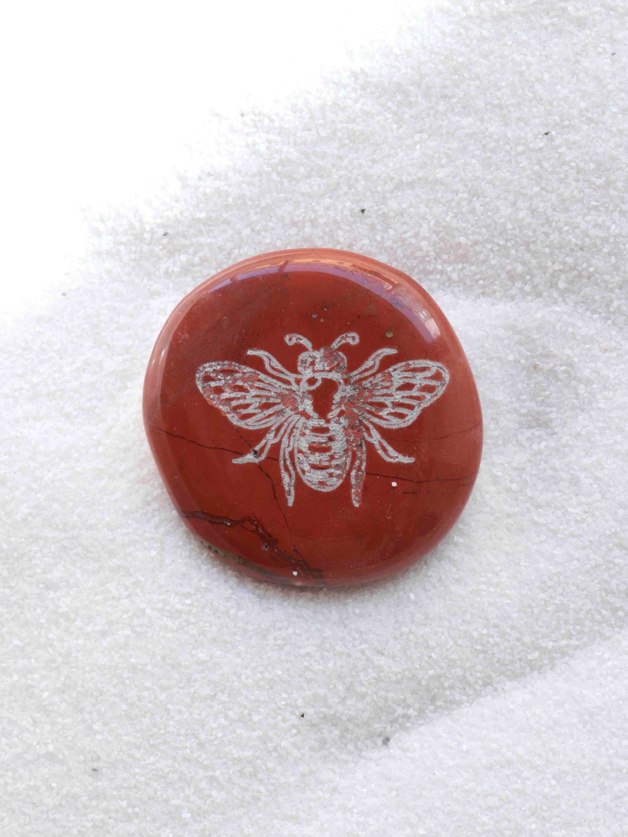 Jaspe rouge grave abeille | Pierre pour prendre sa place | SOLYA | Pierres ethiques et naturelles en Belgique | Bijoux, cristaux et mineraux 