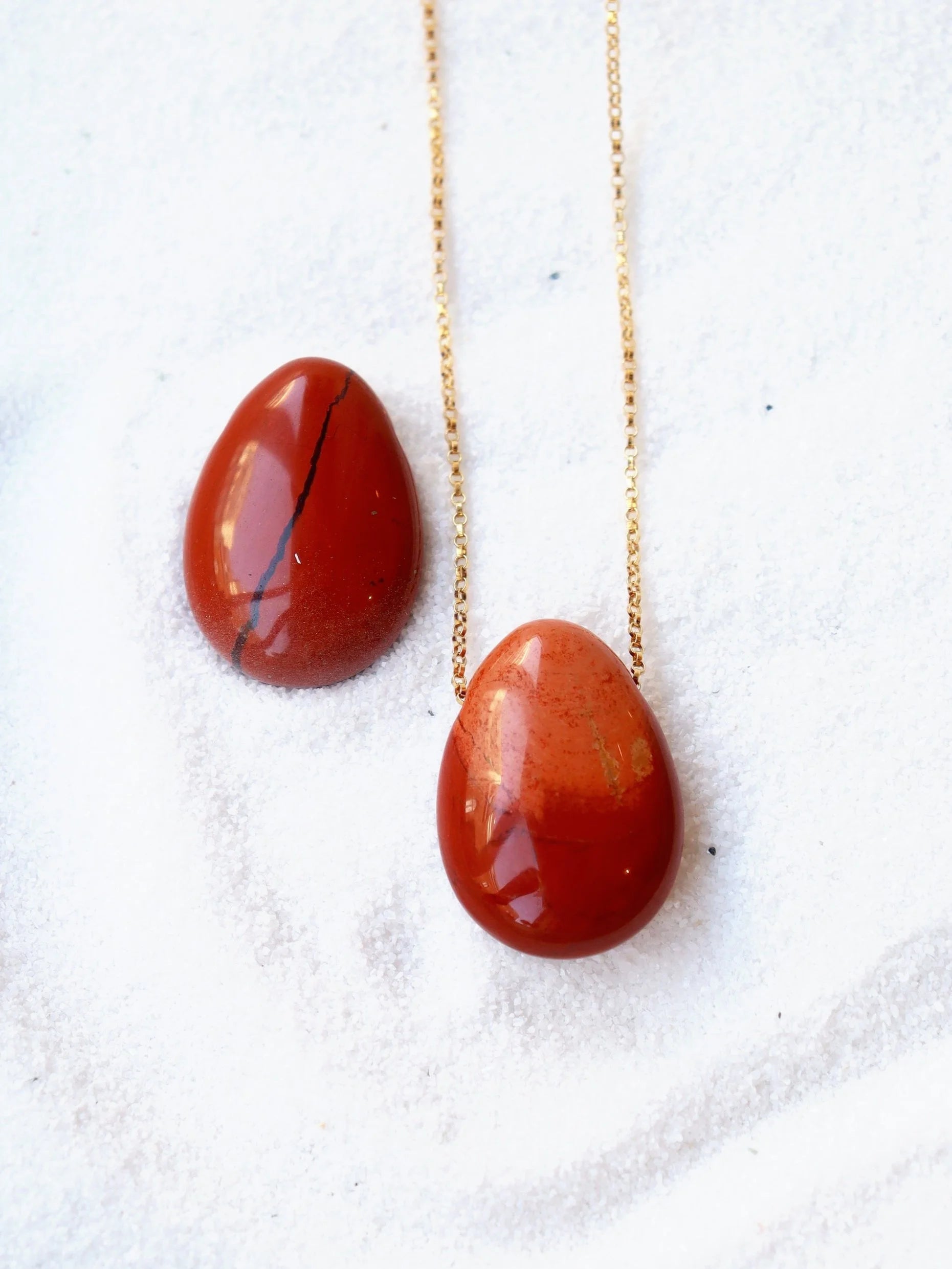 Jaspe rouge perce | Pierre pour prendre sa place | SOLYA | Pierres ethiques et naturelles en Belgique | Bijoux, cristaux et mineraux 