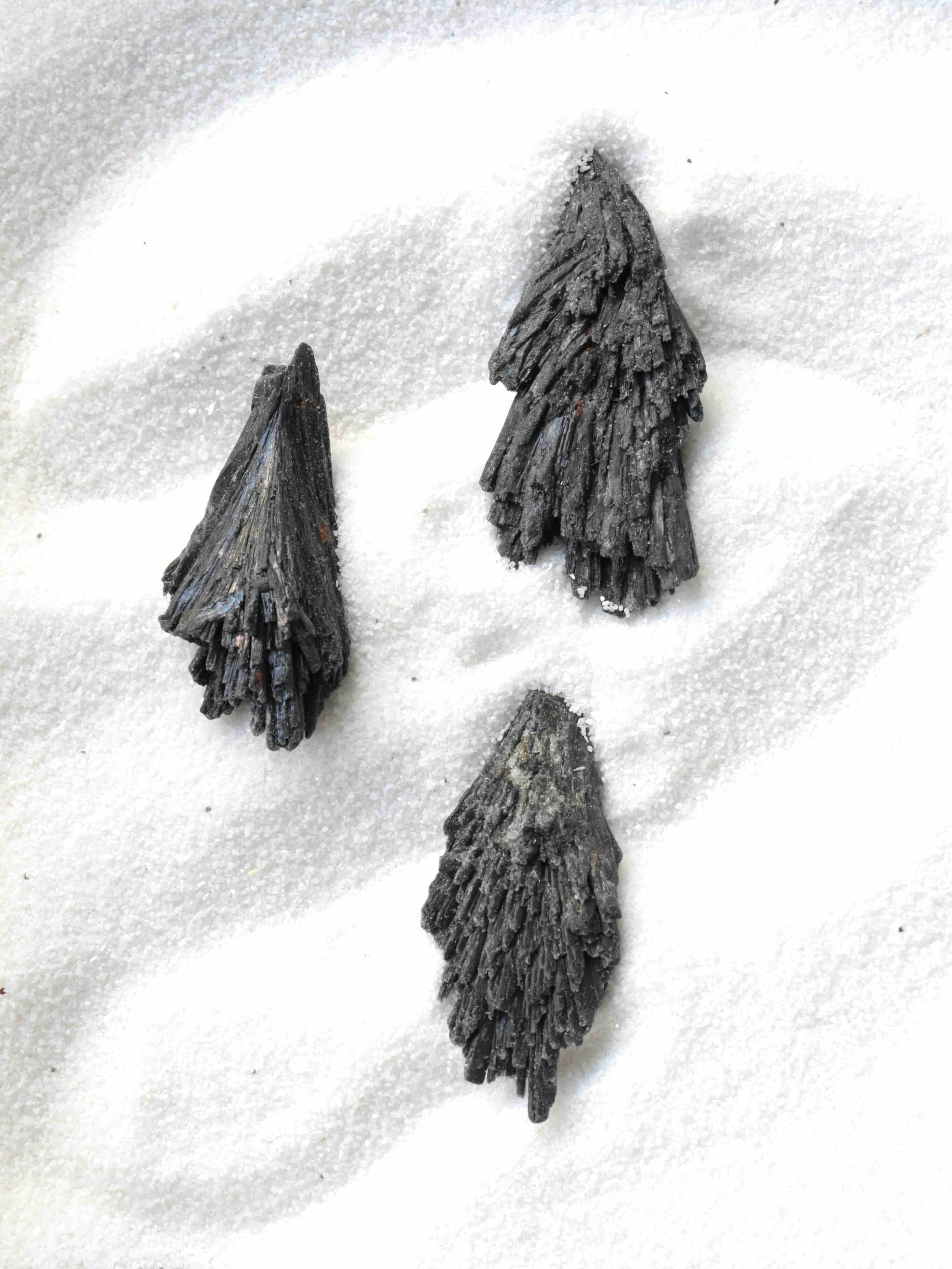 Kyanite noire | Pierre pour balayer les tracas | SOLYA | Pierres ethiques et naturelles en Belgique | Bijoux, cristaux et mineraux