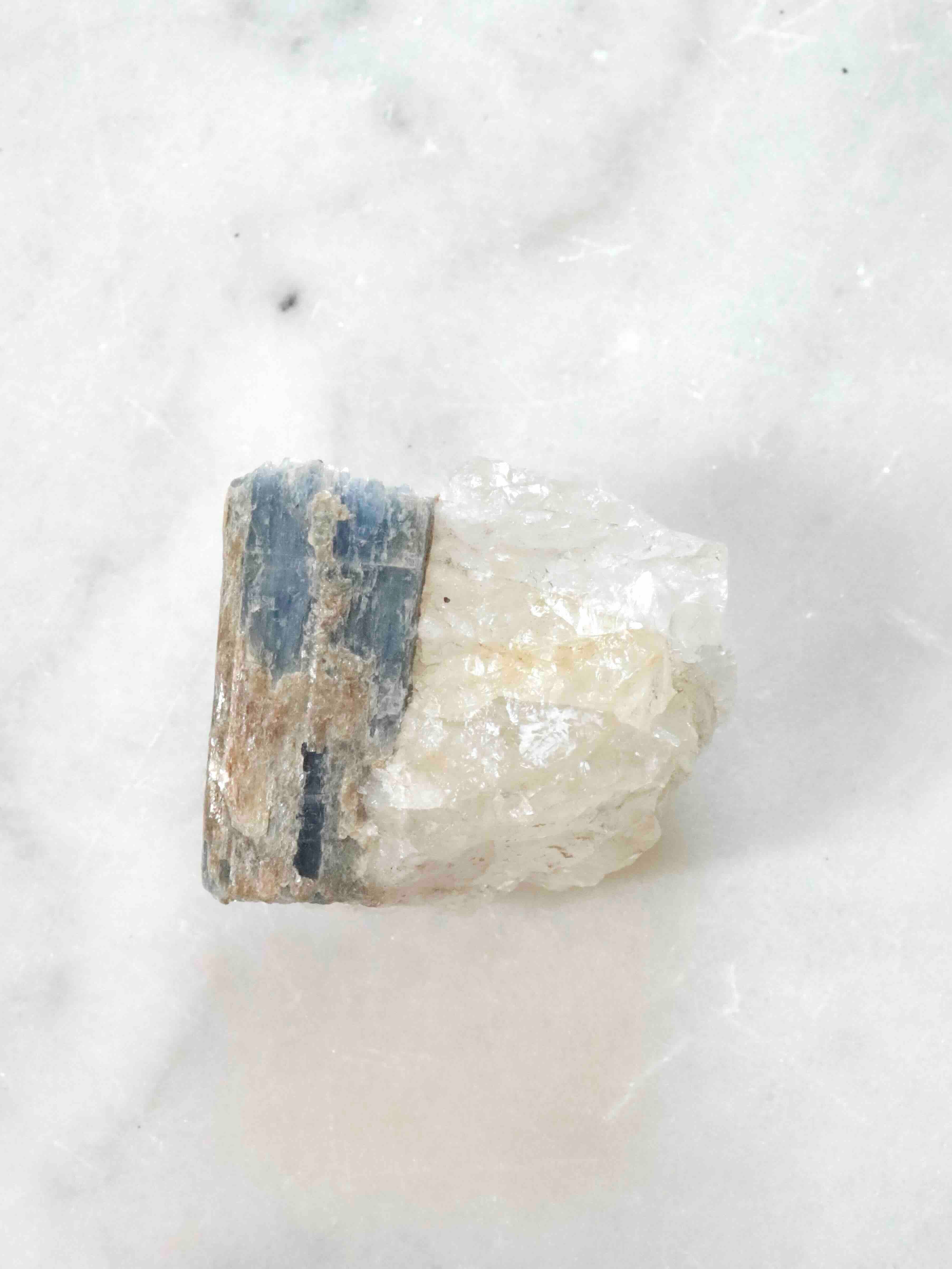 Détail de la kyanite bleue brute sur matrice de quartz – gemme naturelle SOLYA
