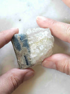 Kyanite brute sur quartz naturel – pierre d'intuition et de sagesse – SOLYA Belgique