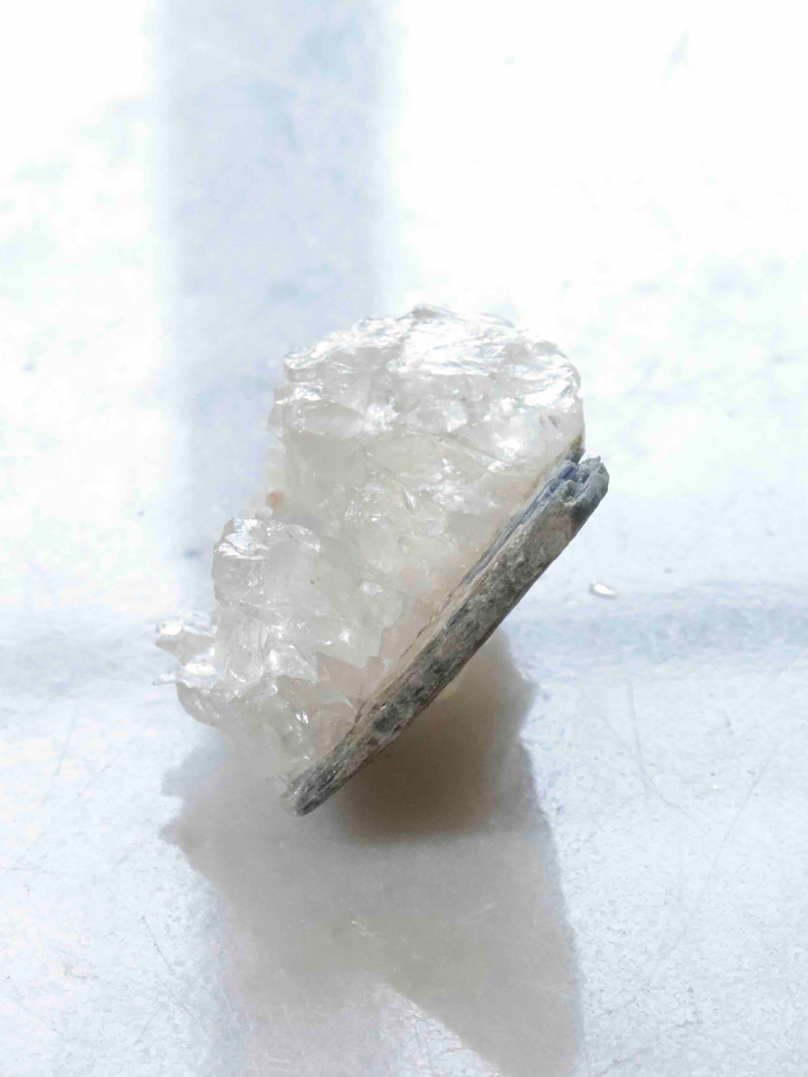 Kyanite naturelle brute 5,2 cm – aussi appelée Cyanite ou Disthène – boutique SOLYA