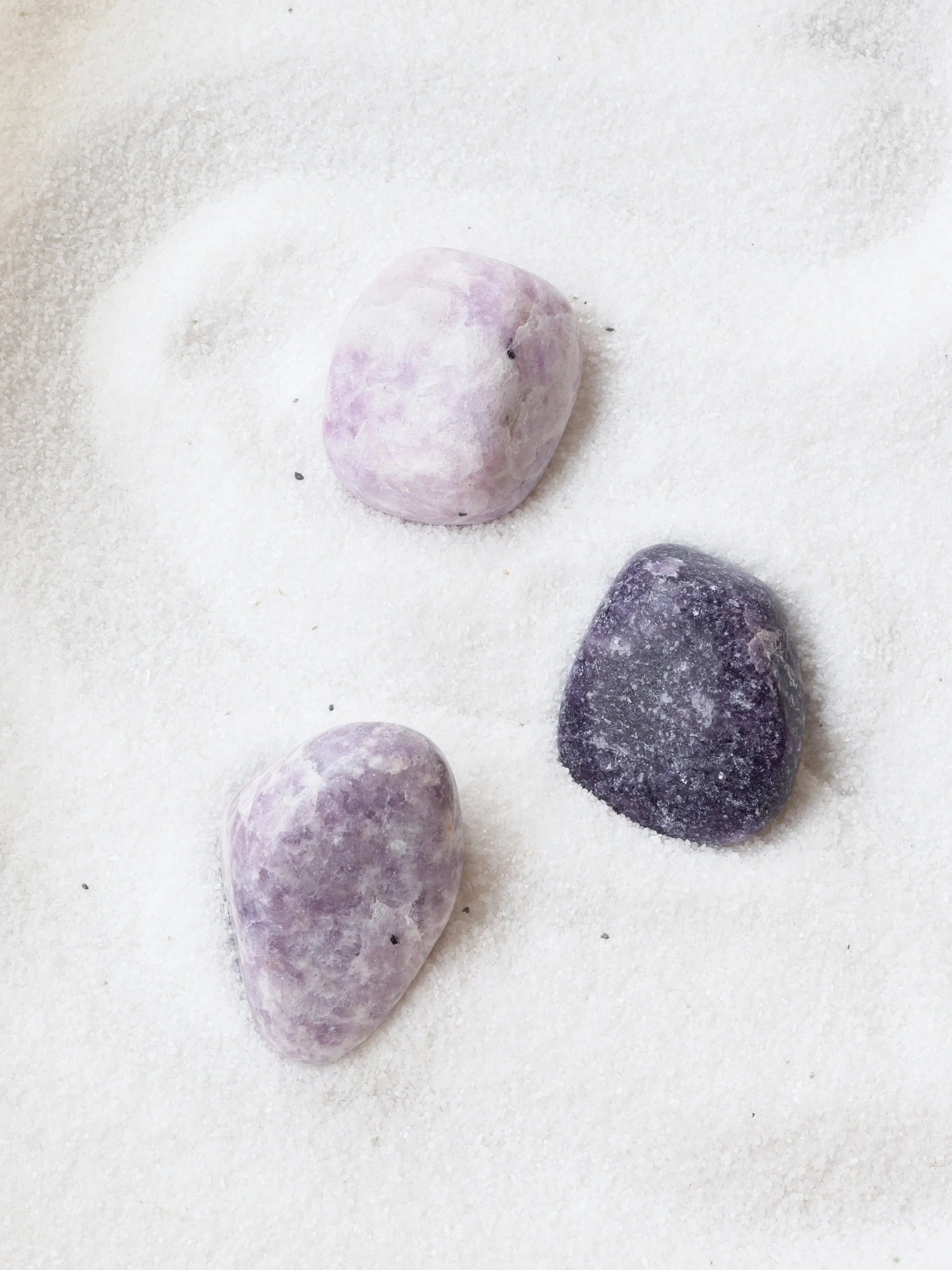 Lépidolite | Pierre pour le retour à l'essentiel - SOLYA - Eshop de lithothérapie en Belgique - Magasin de bijoux, cristaux & minéraux - Pierres éthiques & naturelles