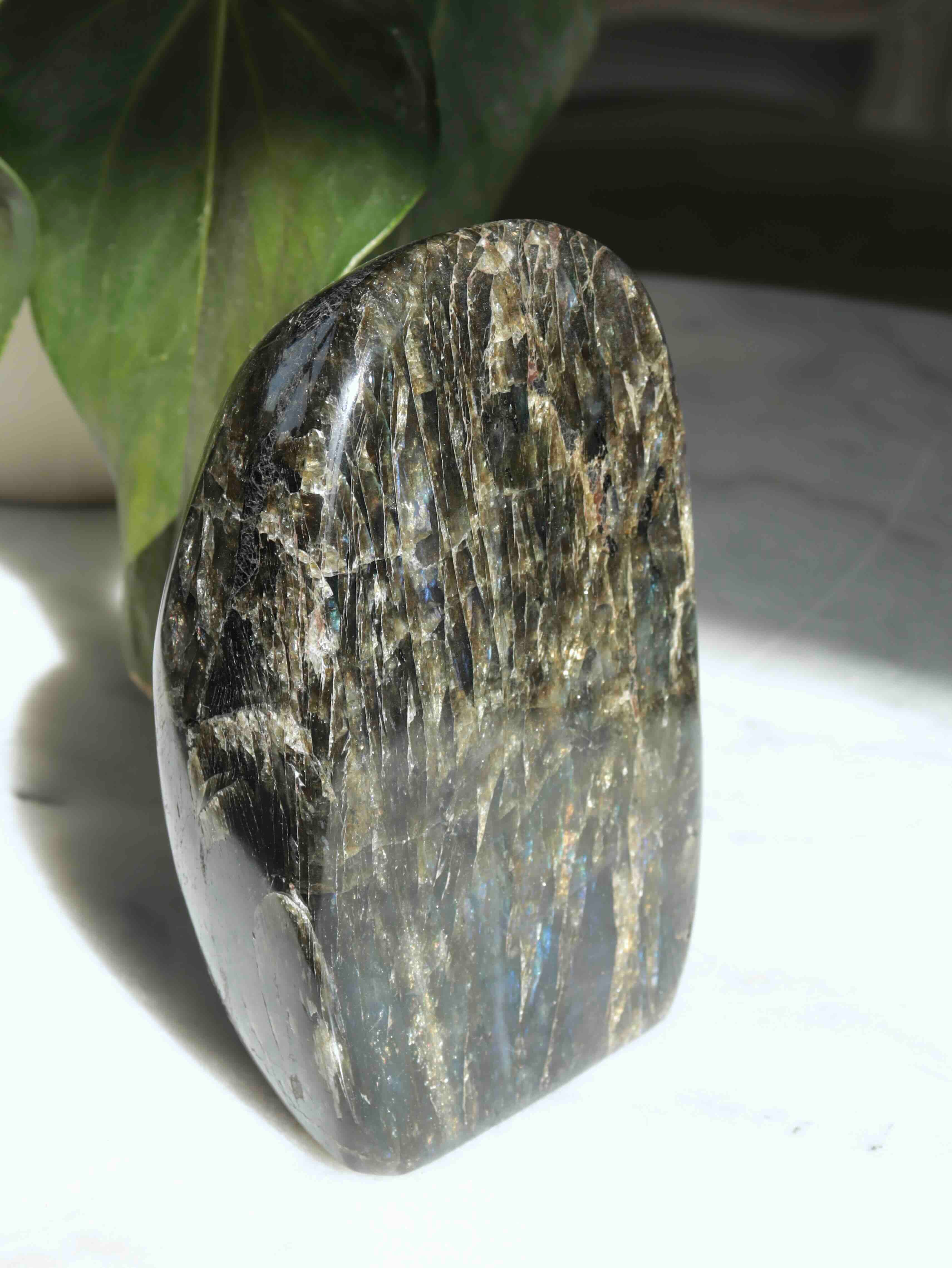 Labradorite de Mada - Pierre pour se sentir protégé - SOLYA - Bijoux, Cristaux et mineraux en Belgique - Boutique de pierres naturelles et ethiques