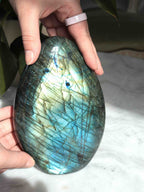 Labradorite L - Pierre pour se sentir protégé - SOLYA - Bijoux, Cristaux et mineraux en Belgique - Boutique de pierres naturelles et ethiques