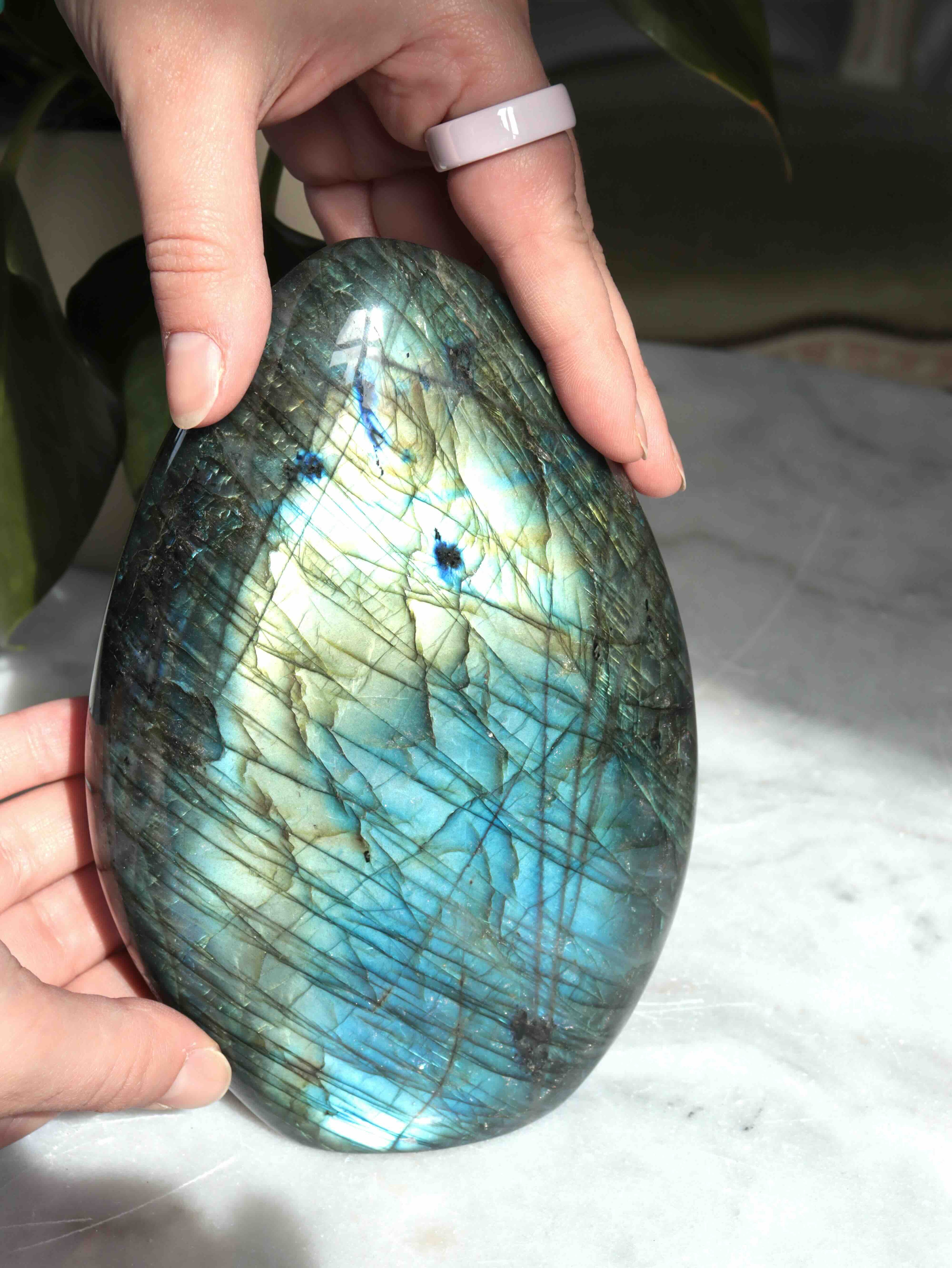Labradorite L - Pierre pour se sentir protégé - SOLYA - Bijoux, Cristaux et mineraux en Belgique - Boutique de pierres naturelles et ethiques