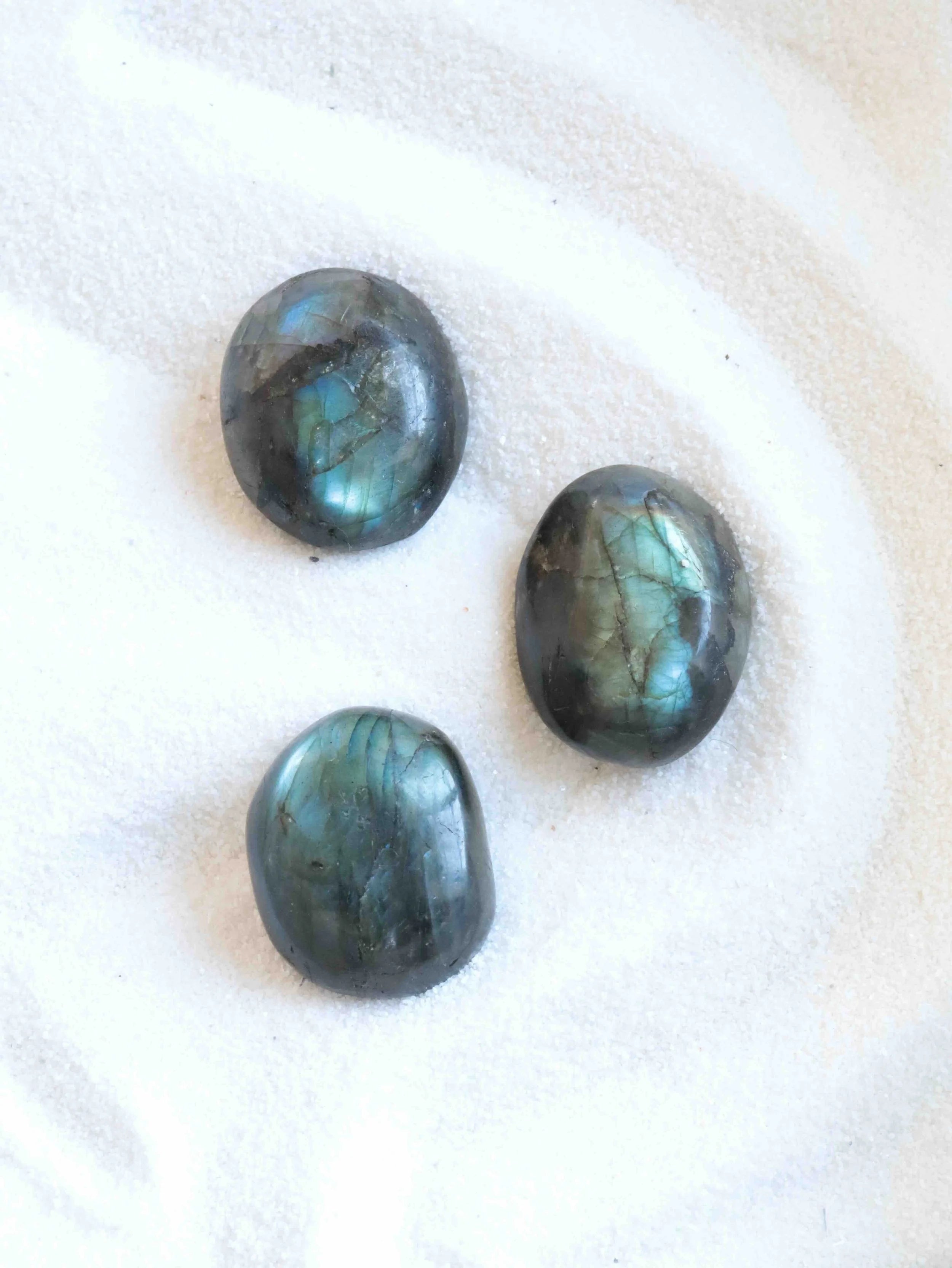 Labradorite | Pierre pour se sentir protege | SOLYA | Pierres ethiques et naturelles en Belgique | Bijoux, cristaux et mineraux 