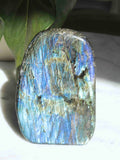 Labradorite de Mada - Pierre pour se sentir protégé - SOLYA - Bijoux, Cristaux et mineraux en Belgique - Boutique de pierres naturelles et ethiques