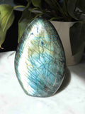 Labradorite L - Pierre pour se sentir protégé - SOLYA - Bijoux, Cristaux et mineraux en Belgique - Boutique de pierres naturelles et ethiques