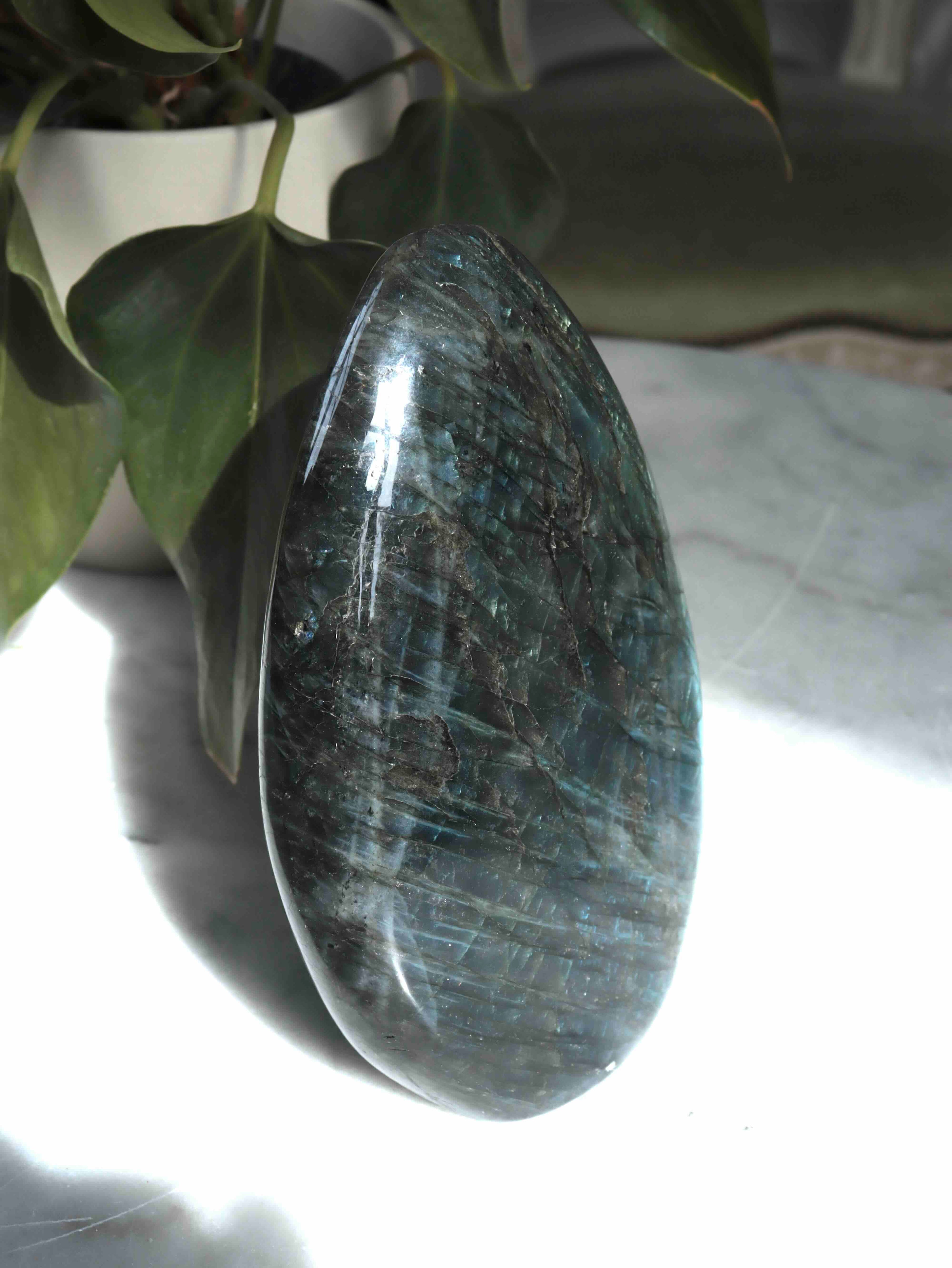 Labradorite L - Pierre pour se sentir protégé - SOLYA - Bijoux, Cristaux et mineraux en Belgique - Boutique de pierres naturelles et ethiques