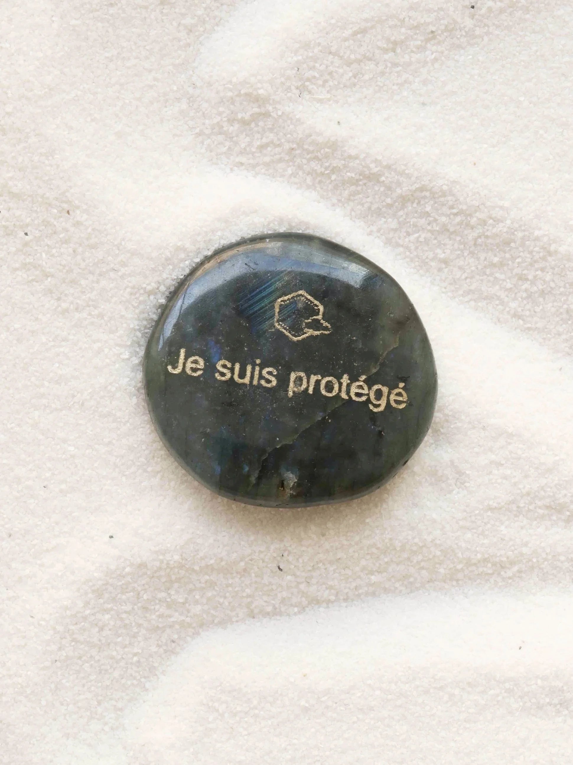 Labradorite gravee | Pierre pour se sentir protege | SOLYA | Pierres ethiques et naturelles en Belgique | Bijoux, cristaux et mineraux 