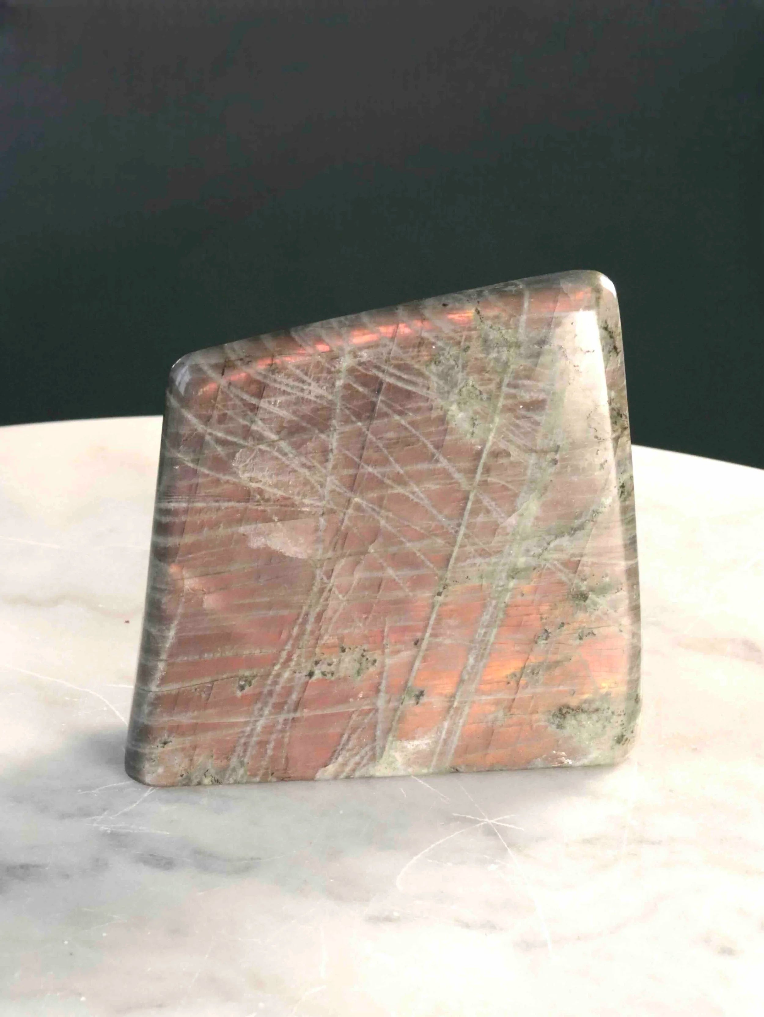 Labradorite sunset | Pierre pour se sentir protege | SOLYA | Pierres ethiques et naturelles en Belgique | Bijoux, cristaux et mineraux 