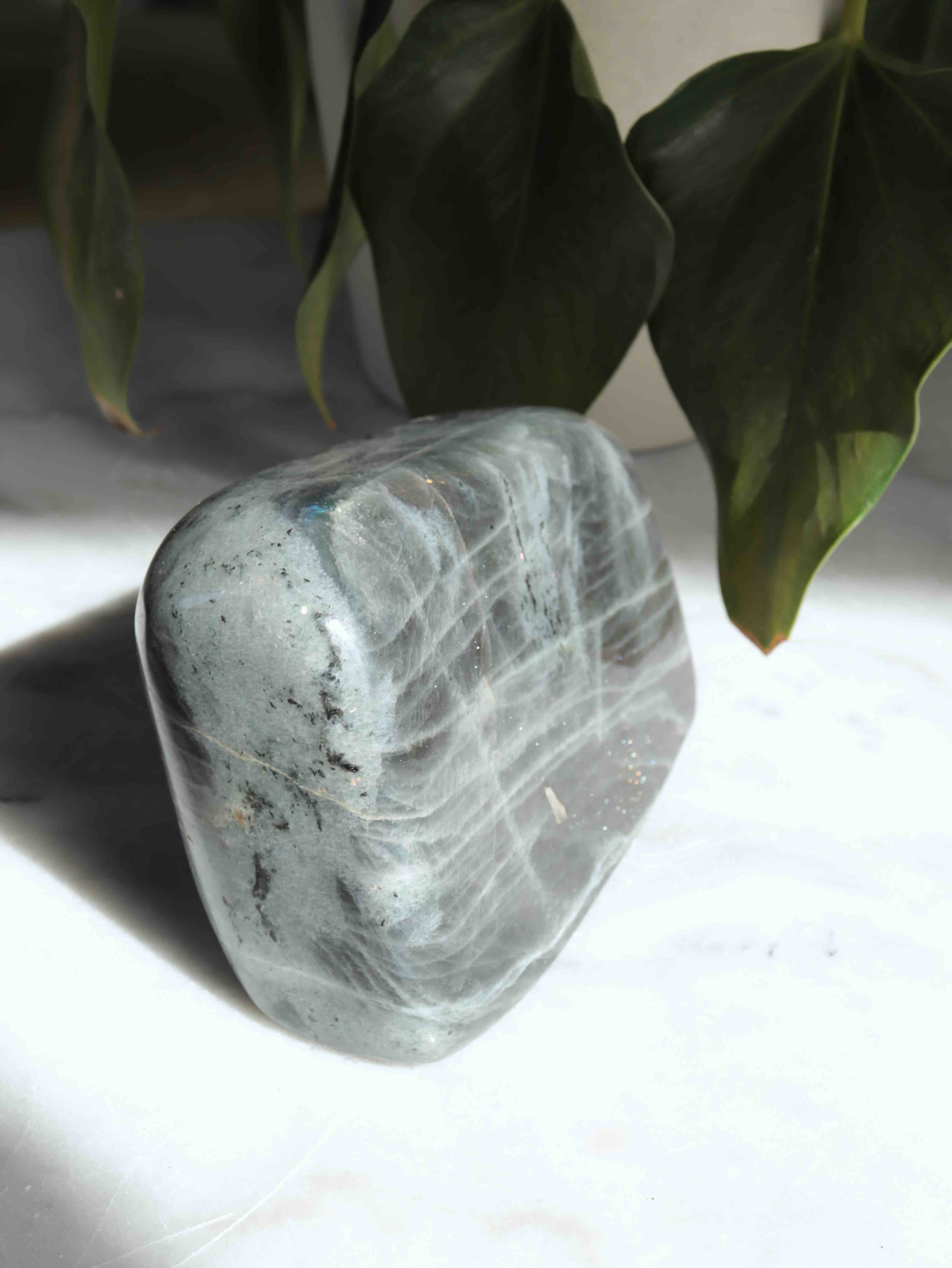 Labradorite violette de Madagascar - Pierre pour se sentir protégé - SOLYA - Bijoux, Cristaux et mineraux en Belgique - Boutique de pierres naturelles et ethiques