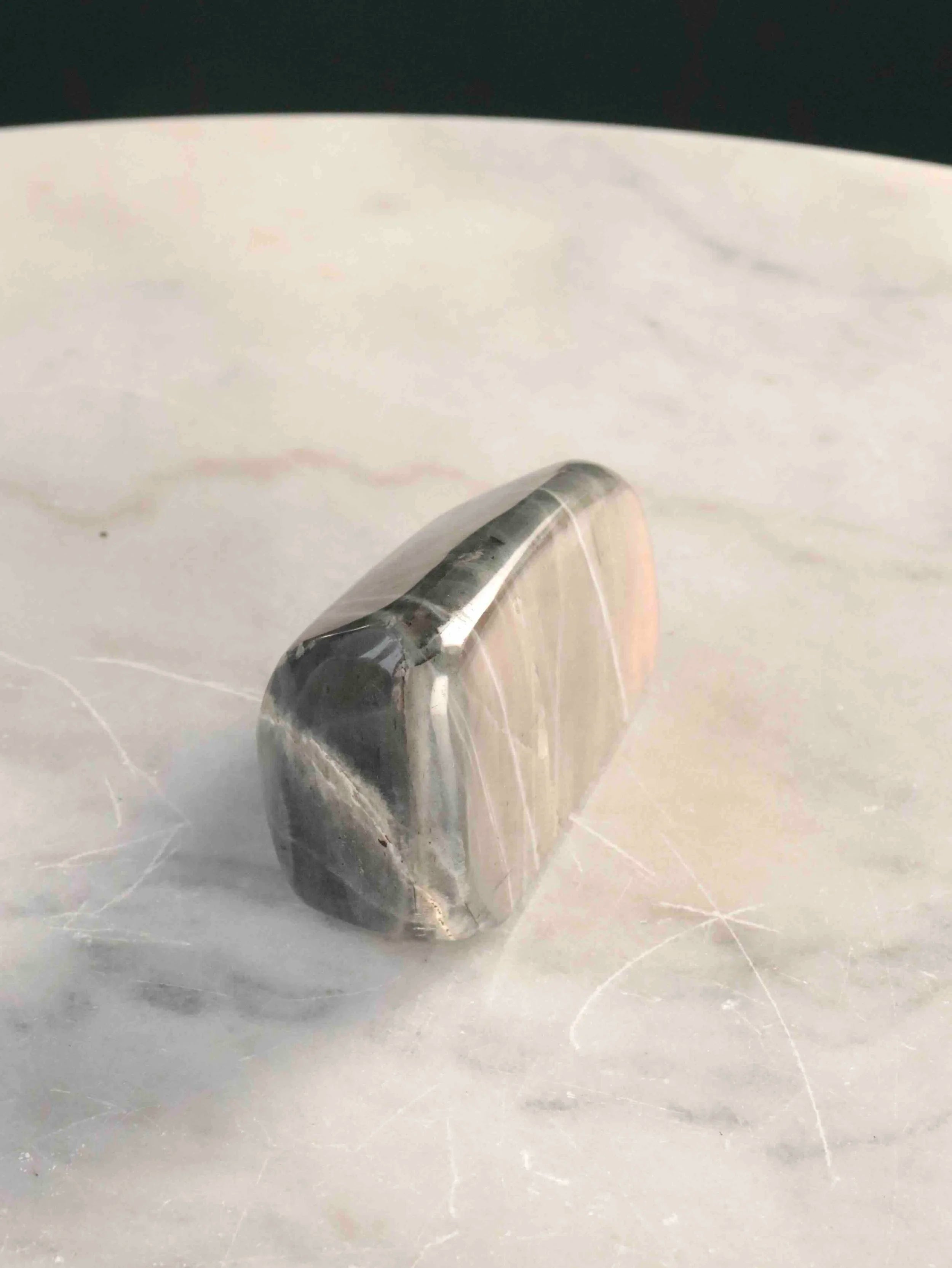 Labradorite violette| Pierre pour se sentir protege | SOLYA | Pierres ethiques et naturelles en Belgique | Bijoux, cristaux et mineraux 