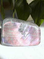 Labradorite violette de Madagascar - Pierre pour se sentir protégé - SOLYA - Bijoux, Cristaux et mineraux en Belgique - Boutique de pierres naturelles et ethiques